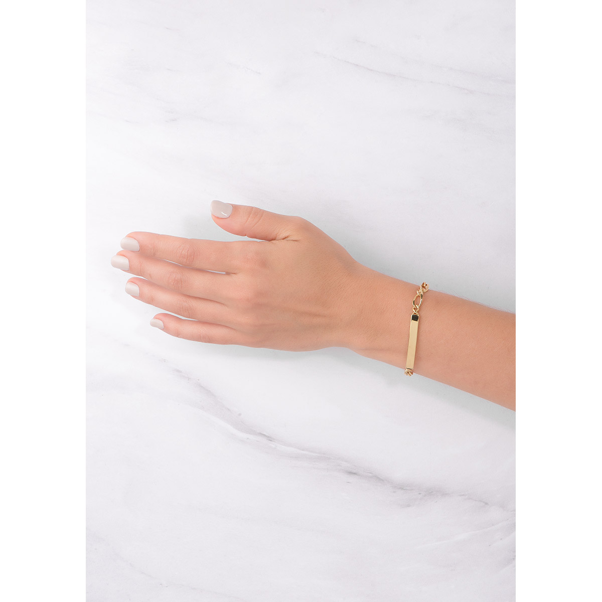 Diseño clásico de esclava en baño de oro, combínala con tus piezas favoritas.
-        Pulsera
-        19 cm
-        Baño de Oro 18k
