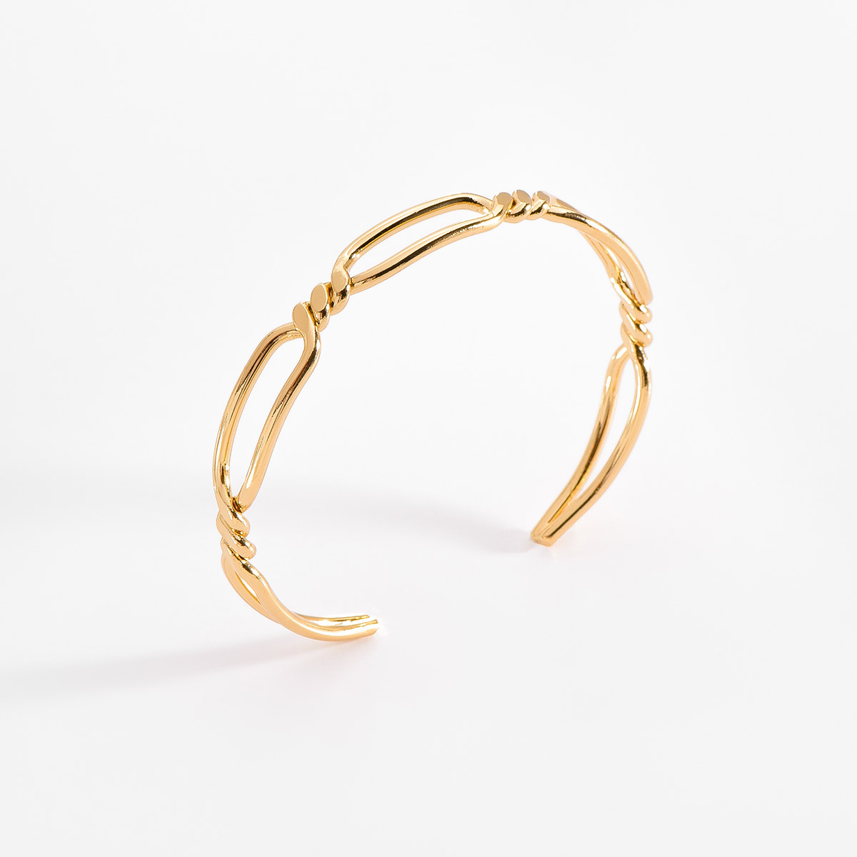 Pulsera ajustable en baño de oro, con diseños de eslabones entrelazados entre sí.
-        Pulsera
-        Medida ajustable
-        Baño de Oro 18k
