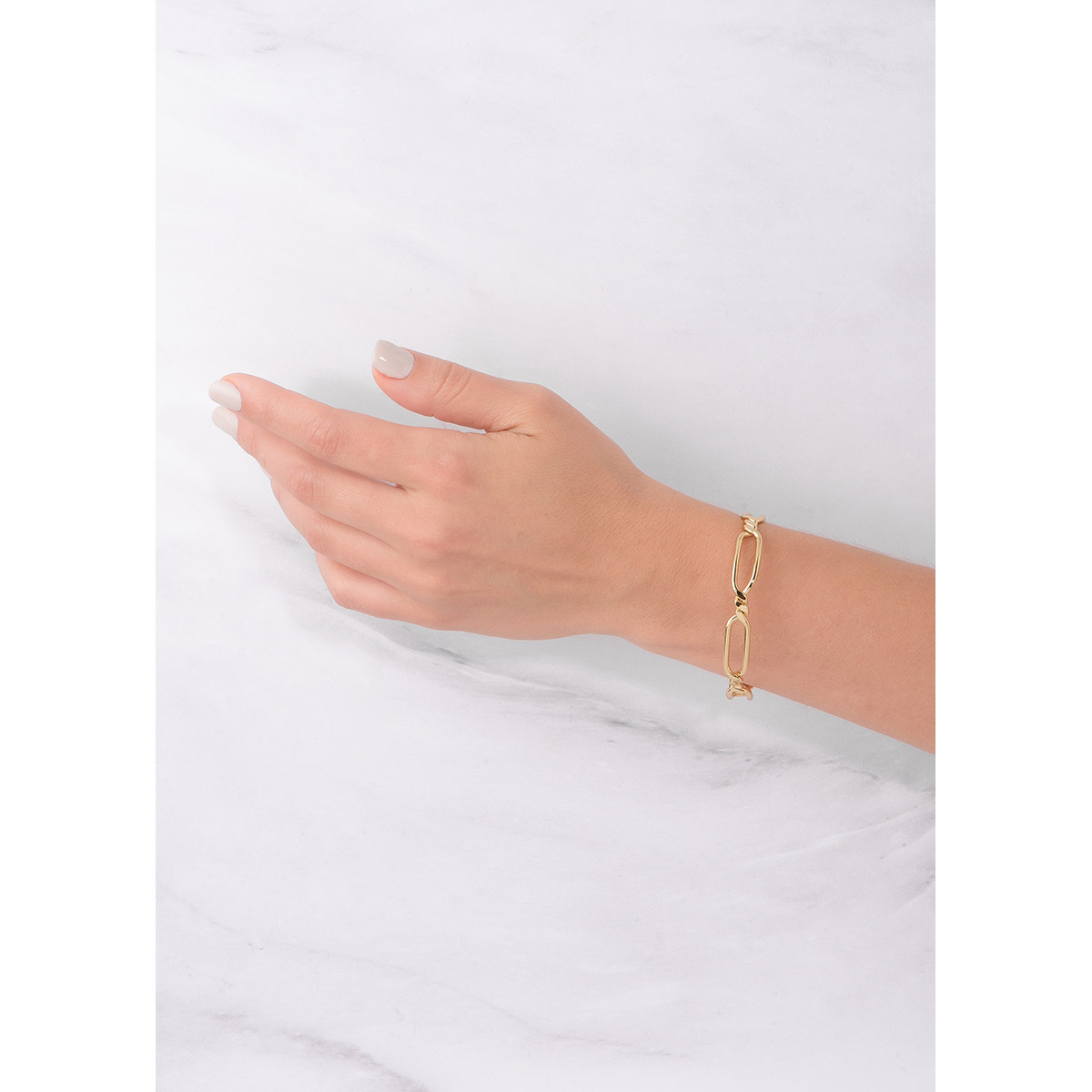 Pulsera ajustable en baño de oro, con diseños de eslabones entrelazados entre sí.
-        Pulsera
-        Medida ajustable
-        Baño de Oro 18k
