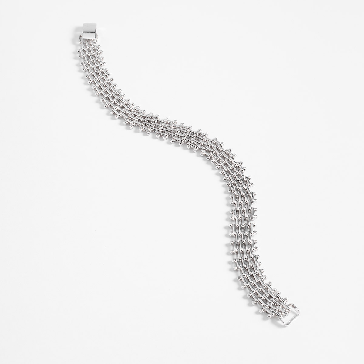 Pulsera en baño de rodio con estructura de eslabones múltiples y acabado pulido