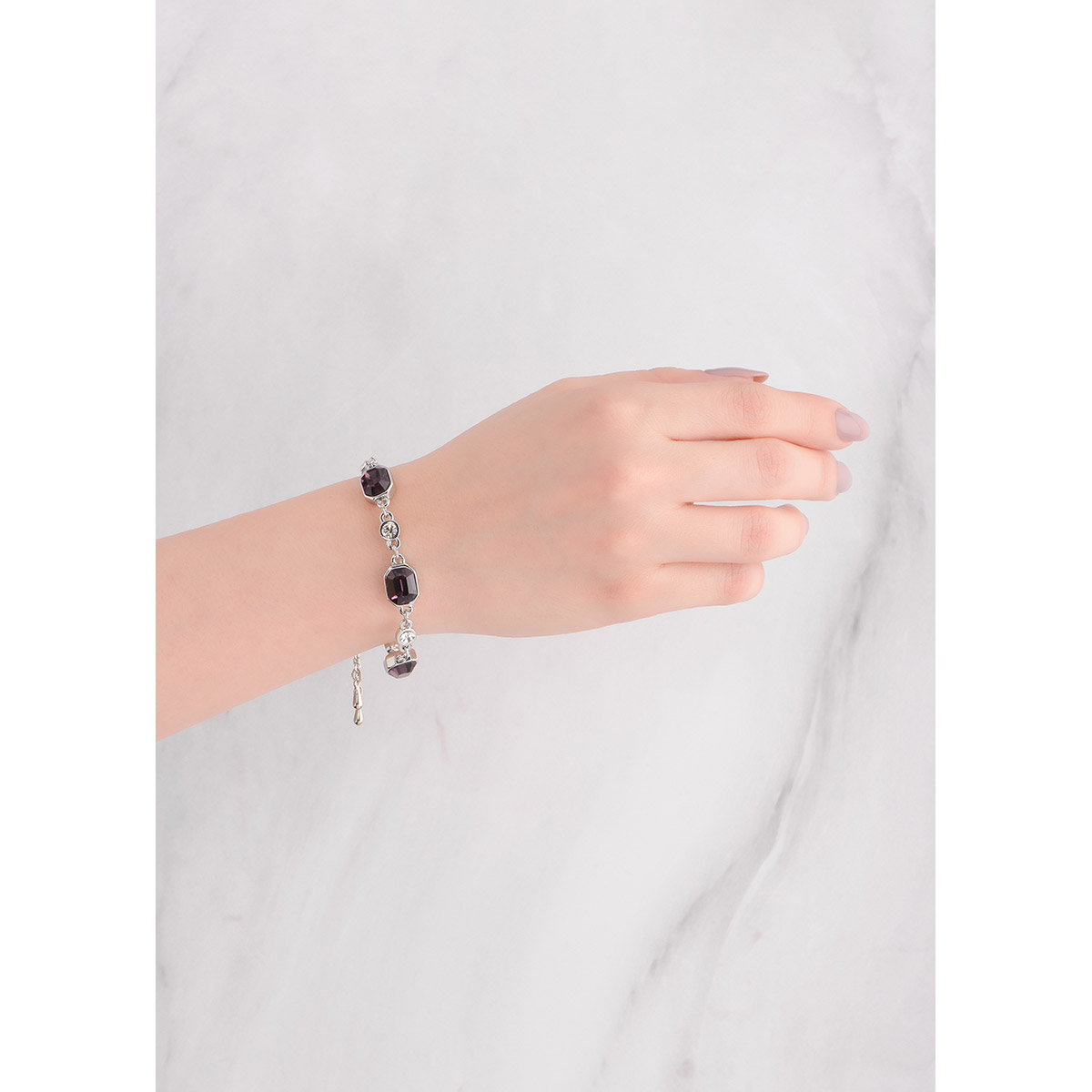 PULSERA AJUSTABLE EN BAÑO DE PLATINO CON PIEDRA EN TONO CRISTAL Y AMATISTA