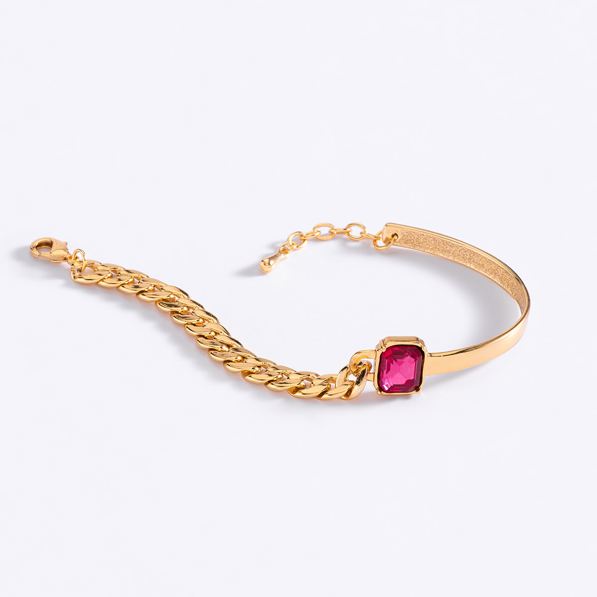 Pulsera de medida única, en baño de oro, con piedra en tono fucsia.