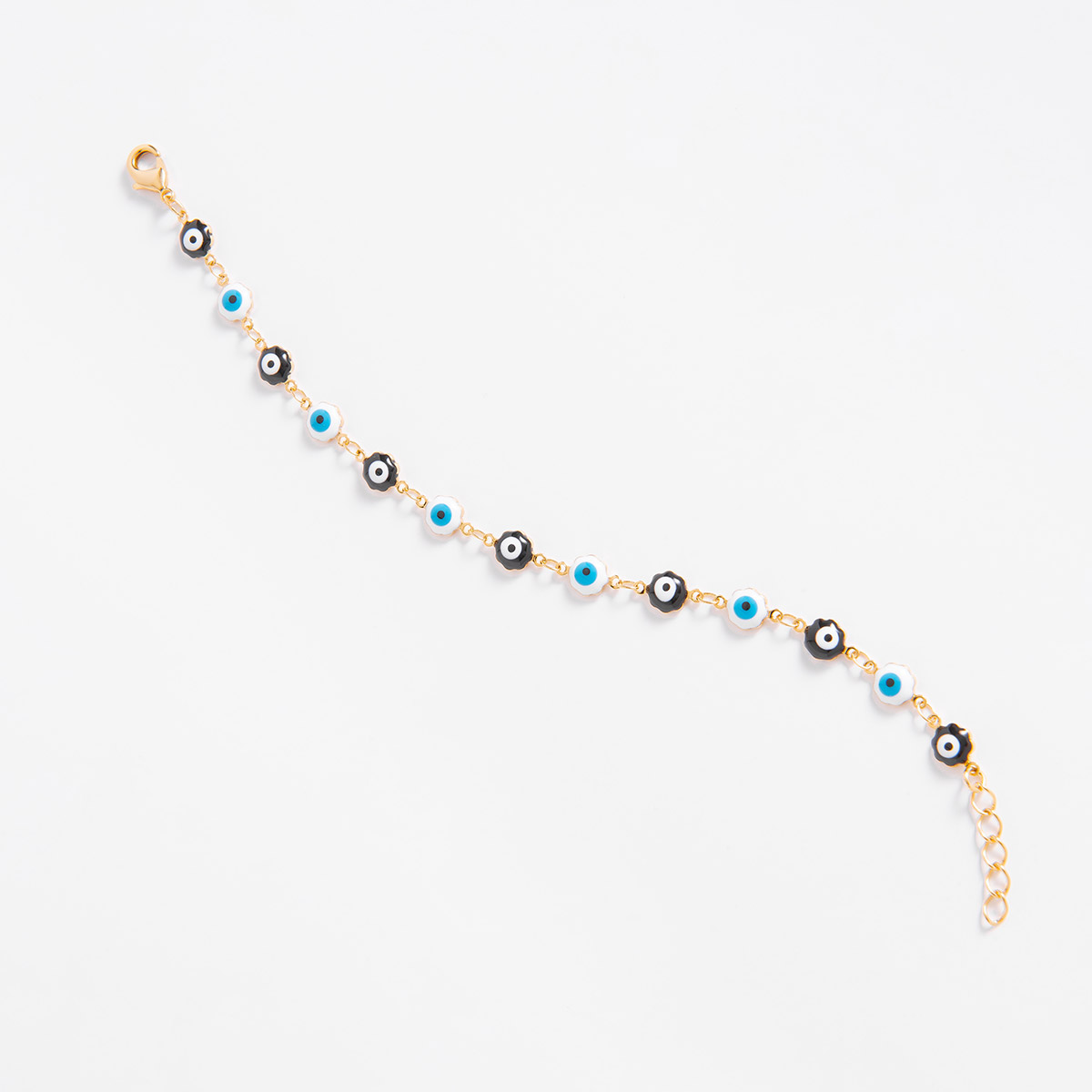 Dos diseños de ojos turcos te brindarán protección con esta pulsera en baño de oro. Dijes en esmalte negro, blanco y azul.
-        Pulsera
-        18 cm + 2 cm ext.
-        Baño de Oro 18k
-        Esmalte en tono negro, blanco y azul