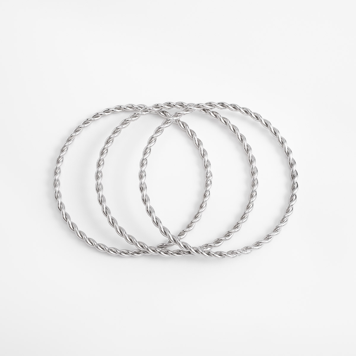 Pulsera en baño de rodio diseño triple trenzado 7 cm ancho
