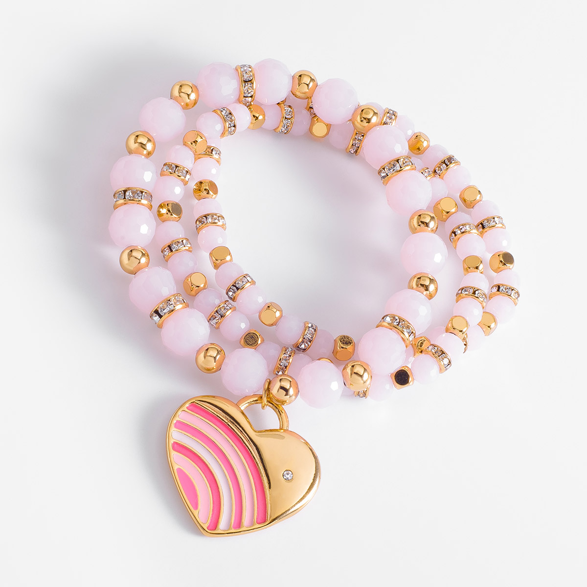 Femenino set de tres pulseras en baño de oro 18k, con cuentas en tonos rosas y piedras en tono cristal. Acompañado de un coqueto dije en forma de corazón con esmalte en tonos rosas. Exclusivo de nuestra colección Paris By NICE
-        Set de 3 pulseras, medida única
-         Baño de oro 18k
-        Piedras en tono cristal
-        Cuentas en tonos rosas                                                               -        Colección Paris By NICE