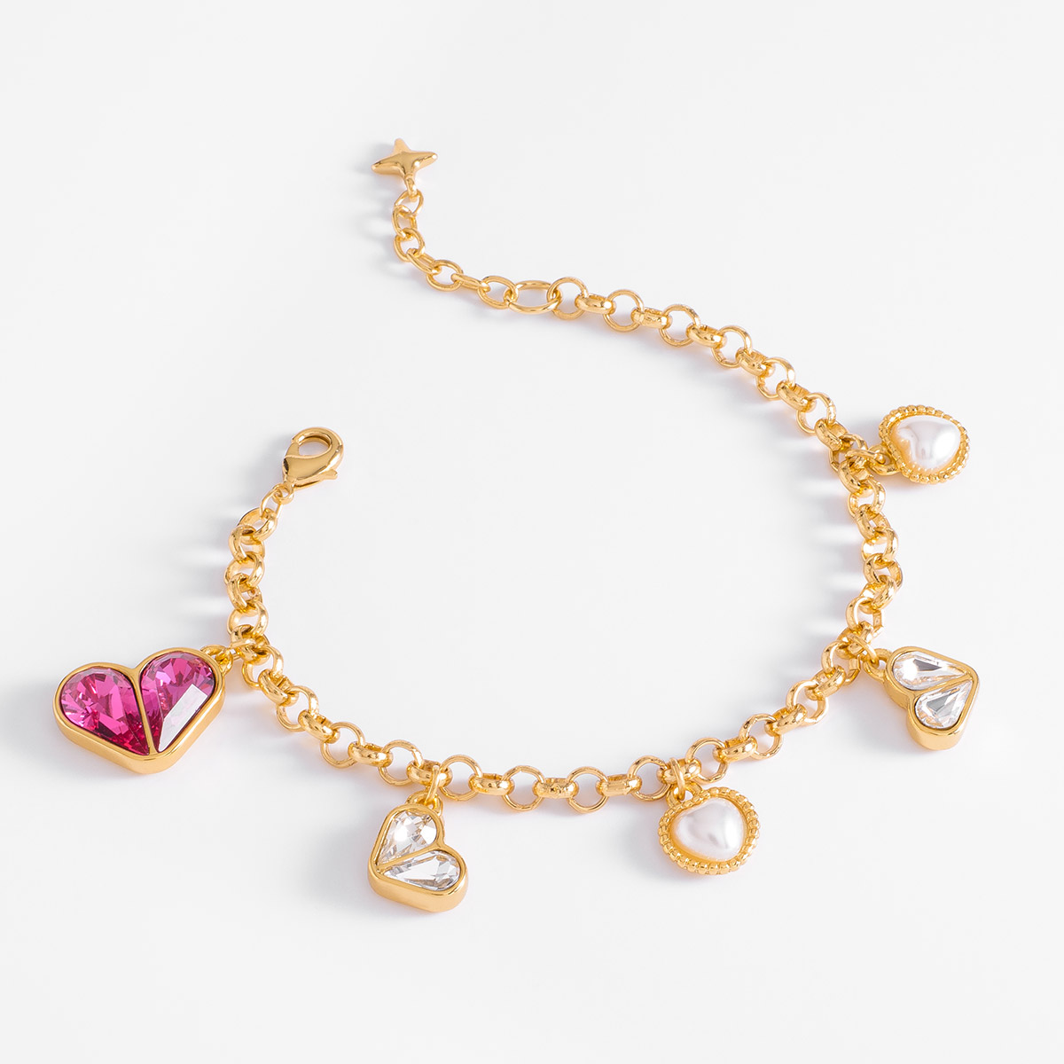 Exquisita pulsera de nuestra colección Paris By NICE. En baño de 18k, con diferentes dijes en forma de corazón, dos con perla en tono crema, dos con piedras en tono cristal y uno con piedras en tono fucsia.
-        Pulsera 18 cm + 2 cm ext.
-         Baño de oro 18k
-        Piedras en tono cristal y fucsia
-        Perla en tono crema
-        Colección Paris By NICE