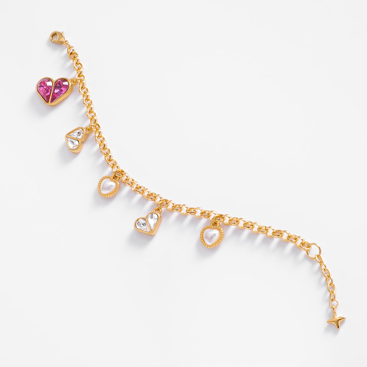 Exquisita pulsera de nuestra colección Paris By NICE. En baño de 18k, con diferentes dijes en forma de corazón, dos con perla en tono crema, dos con piedras en tono cristal y uno con piedras en tono fucsia.
-        Pulsera 18 cm + 2 cm ext.
-         Baño de oro 18k
-        Piedras en tono cristal y fucsia
-        Perla en tono crema
-        Colección Paris By NICE