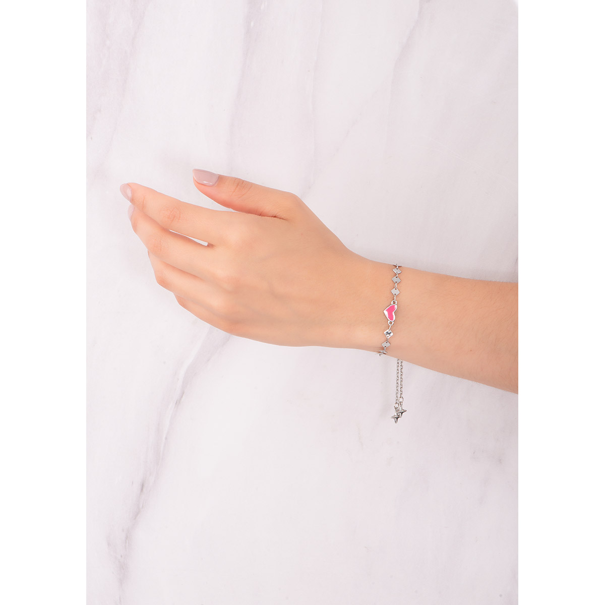 Linda pulsera ajustable de platino, adornada con rombos y un tierno dije de corazón con esmalte rosa. De nuestra colección Paris By NICE.
-        Pulsera ajustable
-        Platino
-        Esmalte en tono rosa
-        Colección Paris By NICE