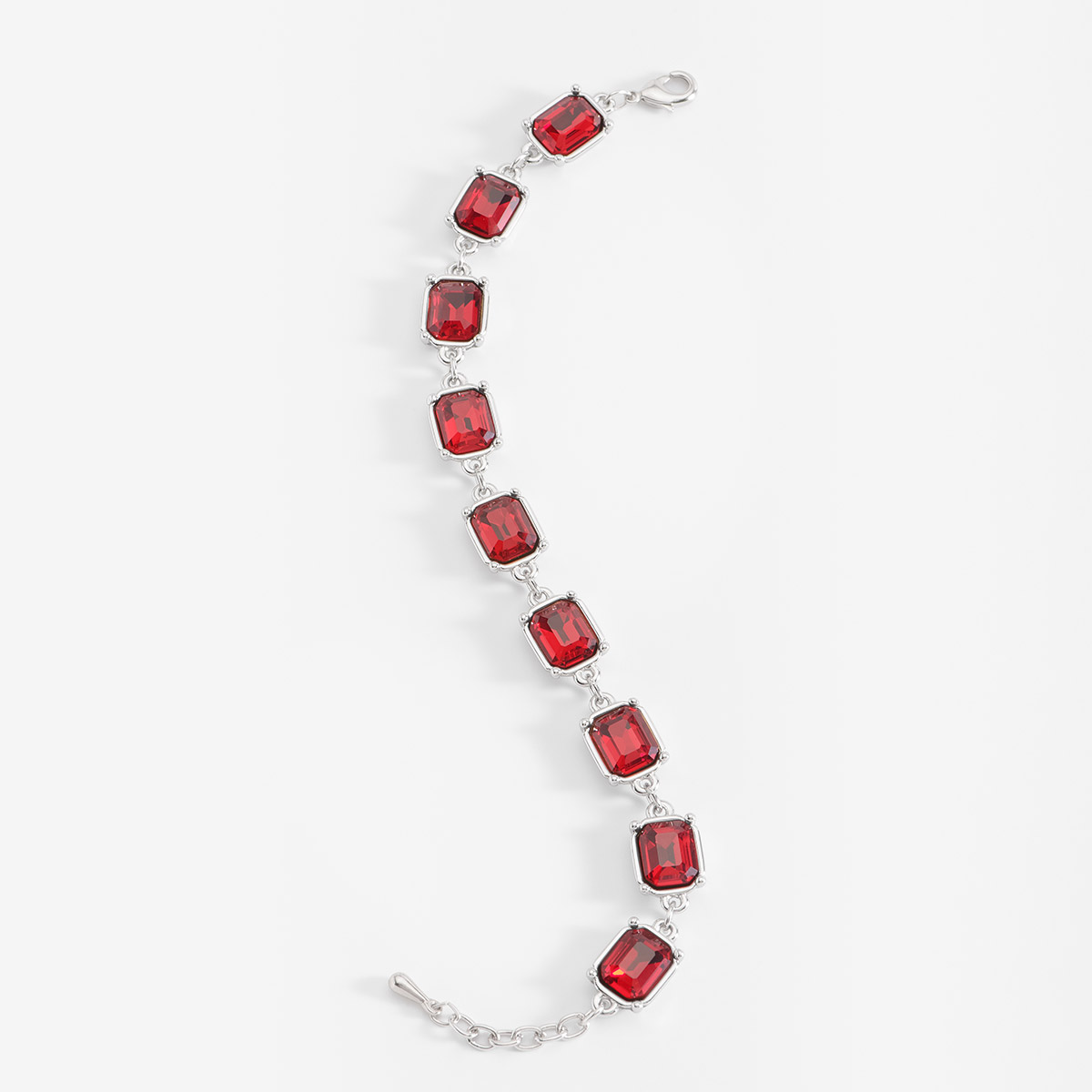 Pulsera en baño de platino, con dijes de piedras cuadradas en tono rojo. Combínalo con tu collar, aretes y anillo.
-        Pulsera
-        18 cm + 2 cm ext.
-        Baño de Platino
-        Piedras en tono rojo
