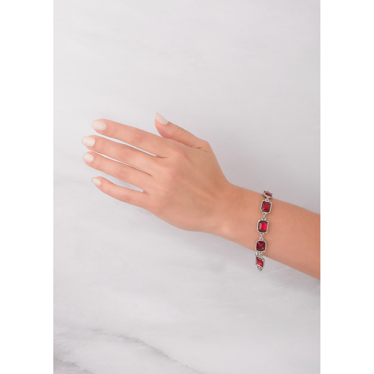 Pulsera en baño de platino, con dijes de piedras cuadradas en tono rojo. Combínalo con tu collar, aretes y anillo.
-        Pulsera
-        18 cm + 2 cm ext.
-        Baño de Platino
-        Piedras en tono rojo
