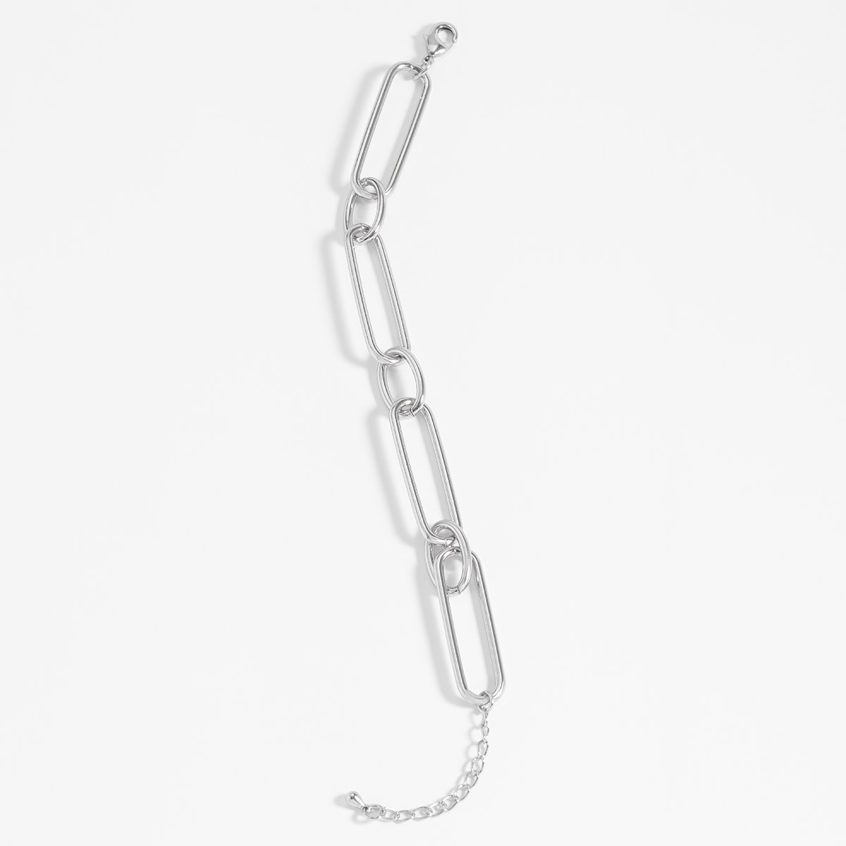 Pulsera minimalista con una serie de cuatro eslabones de forma ovalada en baño de platino. Combínalo con tu collar y aretes.
-        Pulsera
-        18 cm + 4 cm
-        Baño de Platino
