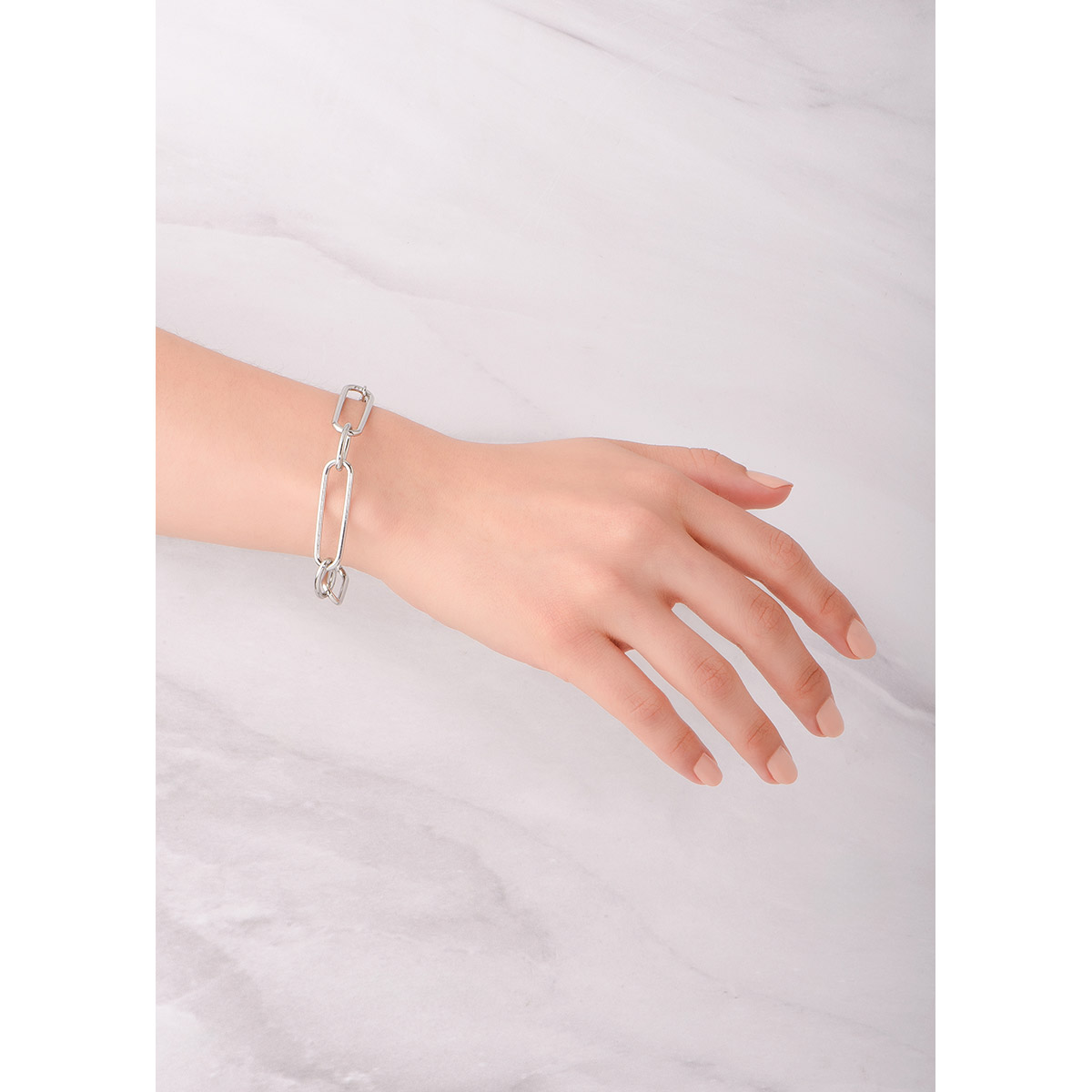 Pulsera minimalista con una serie de cuatro eslabones de forma ovalada en baño de platino. Combínalo con tu collar y aretes.
-        Pulsera
-        18 cm + 4 cm
-        Baño de Platino
