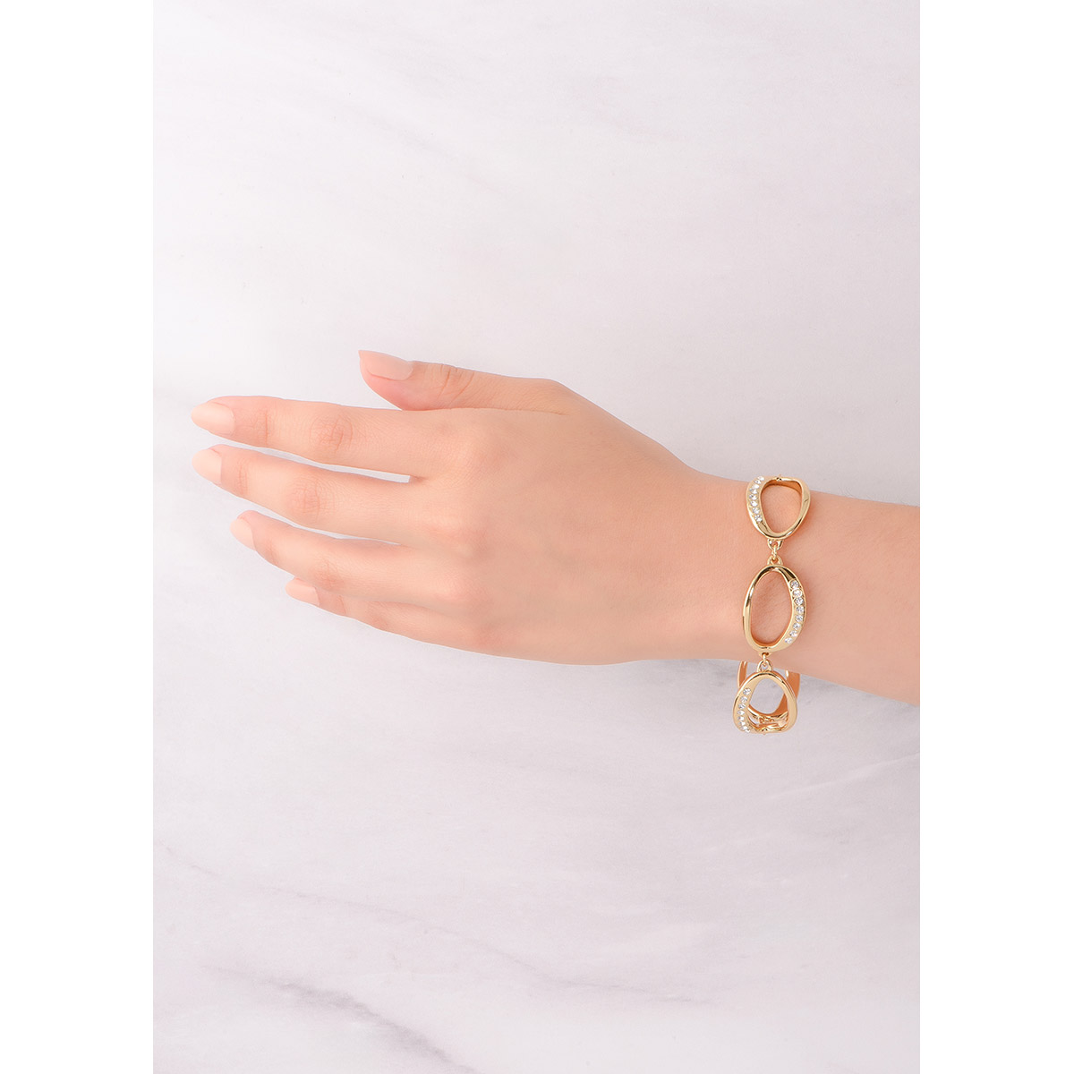 Exquisita pulsera en baño de oro con diseño de eslabones en forma de marquesa, cada uno adornado con brillantes piedras en tono cristal. 
-        Pulsera
-        17 cm + 3 cm ext.
-        Baño de Oro 18k
-        Piedras en tono cristal
