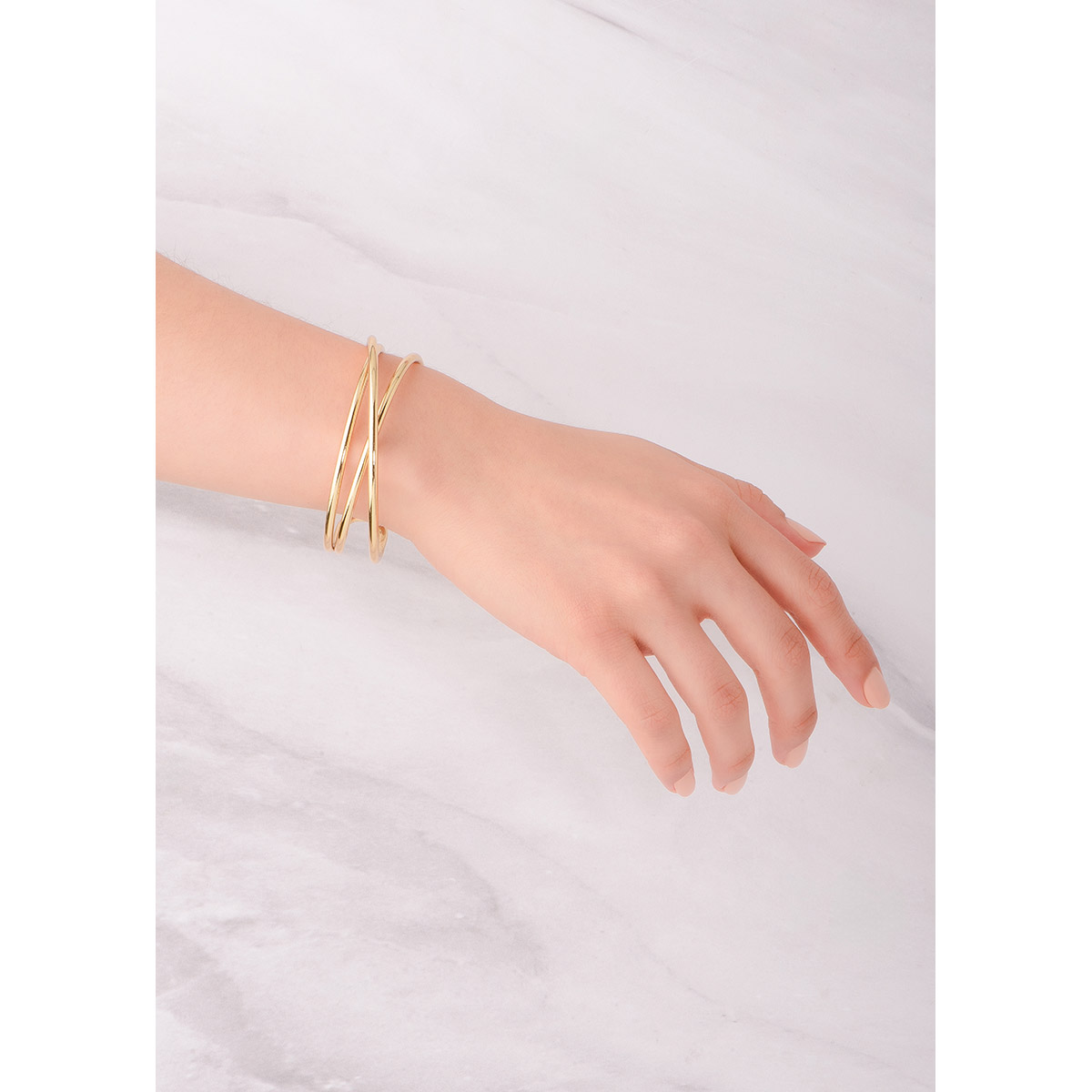 Brazalete ajustable con diseño entrelazado en baño de oro. Combínalos con tus aretes.
-        Pulsera
-        Medida ajustable
-        Baño de Oro 18k
