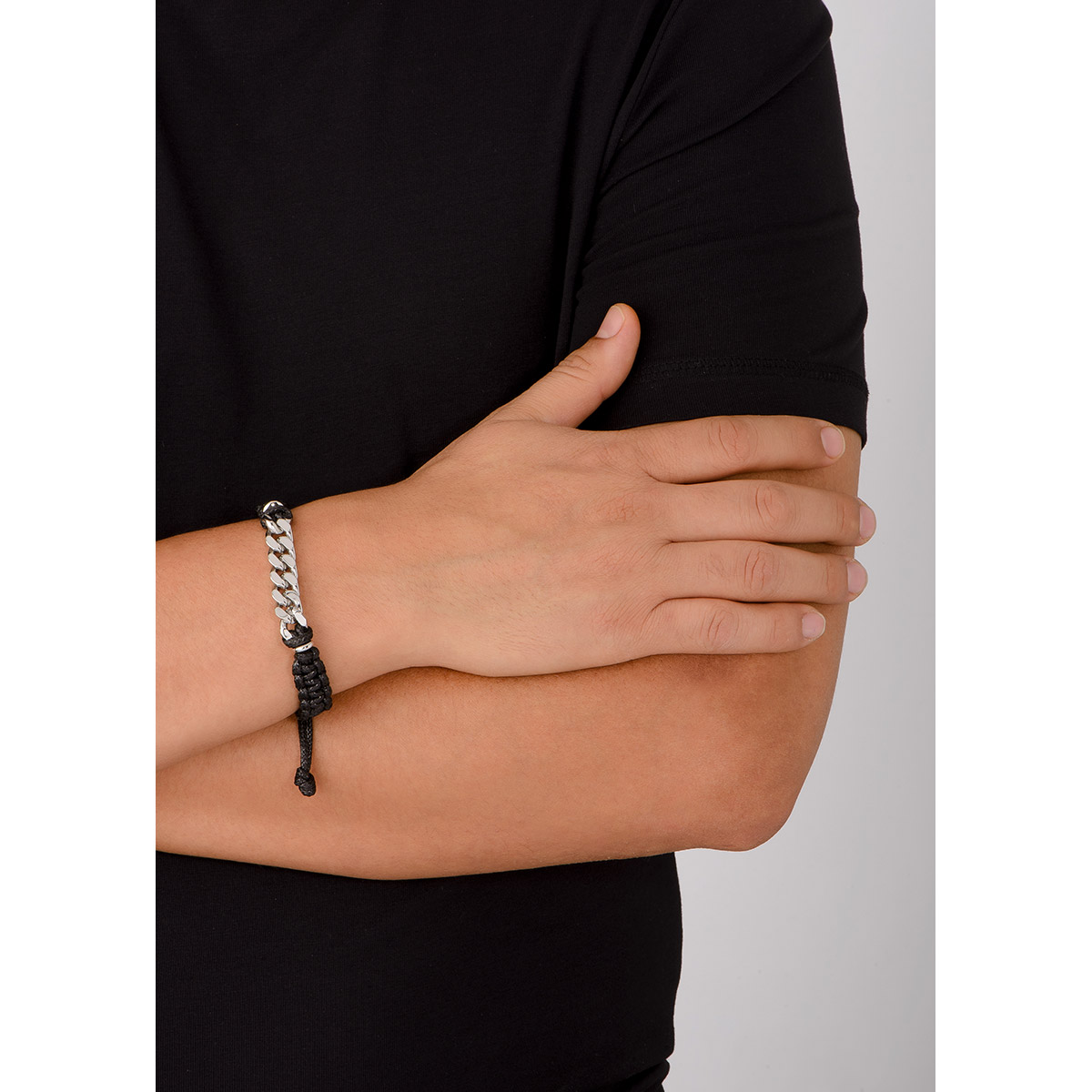 Moderna pulsera de cordón ajustable en tono negro con eslabones en baño de platino.
-        Pulsera
-        Medida ajustable
-        Baño de Platino
-        Cordón en tono negro
