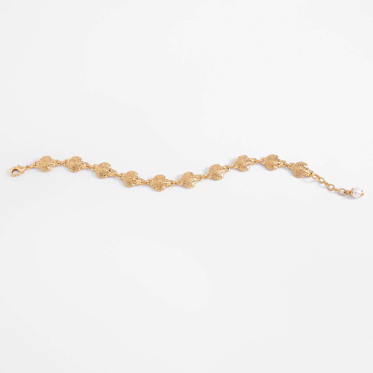Pulsera en baño de oro con dijes texturizados diseño cadena