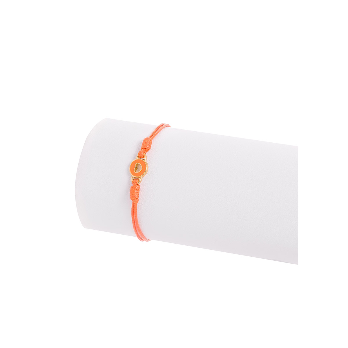 Bonita pulsera ajustable para las más peques. Realizada de cordón color naranja, con un dije en baño de baño de oro 18k, en forma de corazón, adornada con brillante esmalte color naranja.
-        Pulsera ajustable
-        Baño de oro 18k
-        Esmalte en tono naranja