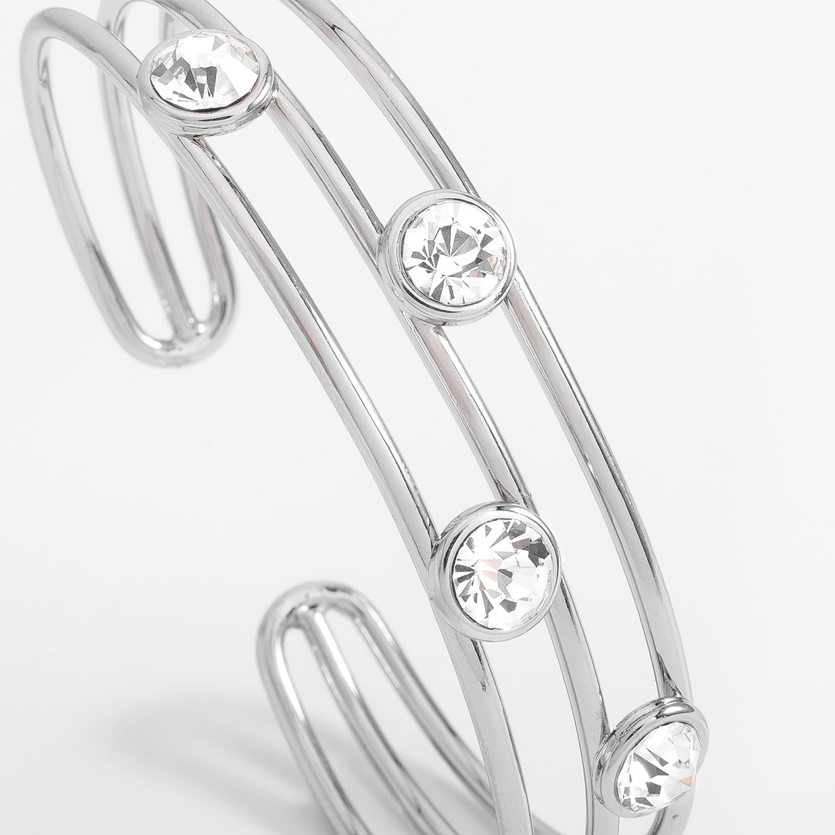 Pulsera rígida en baño de rodio con piedras en tono cristal