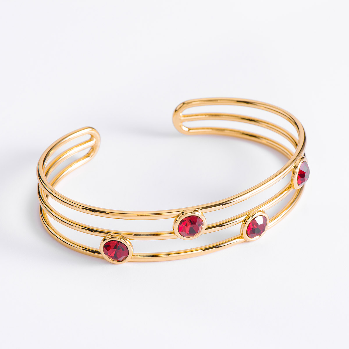 
Encantadora pulsera ajustable con diseño de tres líneas en baño de oro 18k, adornada con cuatro piedras en tono rubí.
-        Pulsera ajustable
-        Baño oro 18k
-        Piedras en tono rubí