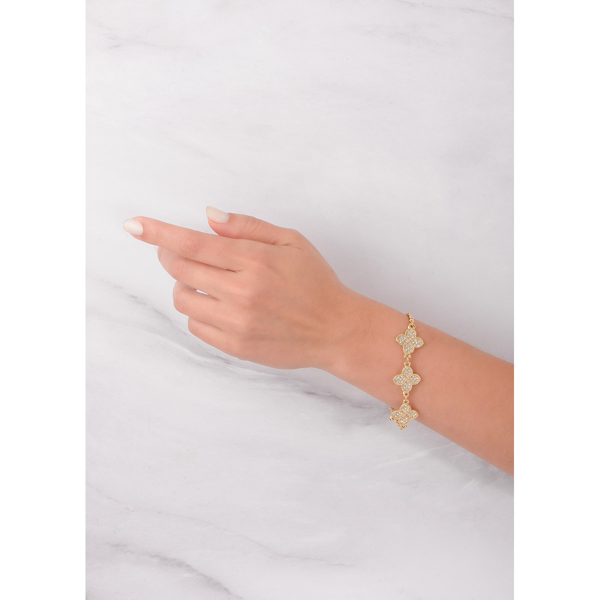 Lleva la suerte contigo con esta pulsera en baño de oro, con tres dijes en forma de trébol de cuatro hojas, cada una incrustada con piedras en tono cristal.
-        Pulsera
-        18 cm + 2 cm ext.
-        Baño de Oro 18k
-        Piedras en tono cristal
