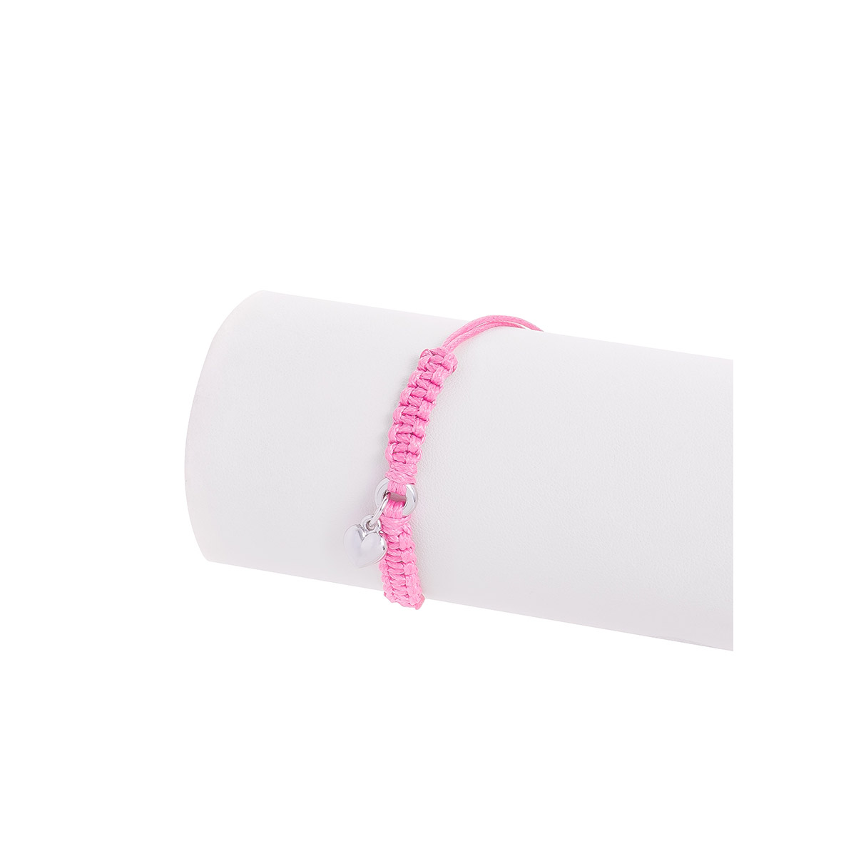 Coqueta pulsera ajustable de cordón rosa, acompañada de un dije en forma de corazón en baño de platino. Perfecta para las más pequeñas del hogar.
-        Pulsera ajustable
-        Baño de Platino