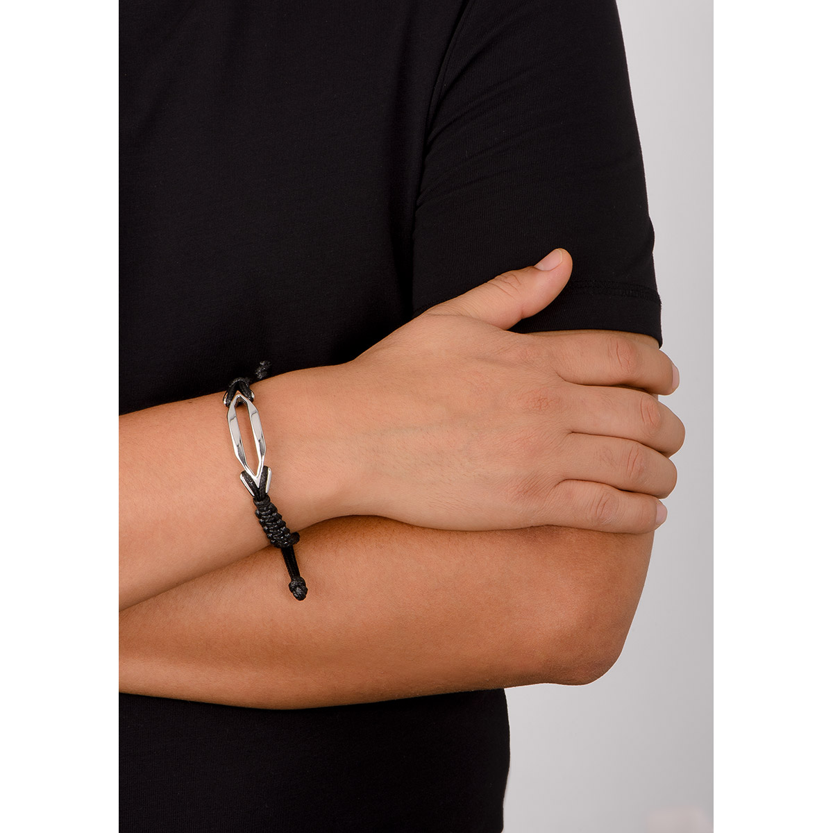 Pulsera ajustable de cordón entrelazado en tono negro y figura de diseño geométrico con baño de platino.
-        Pulsera
-        Medida ajustable
-        Baño de Platino
-        Cordón en tono negro