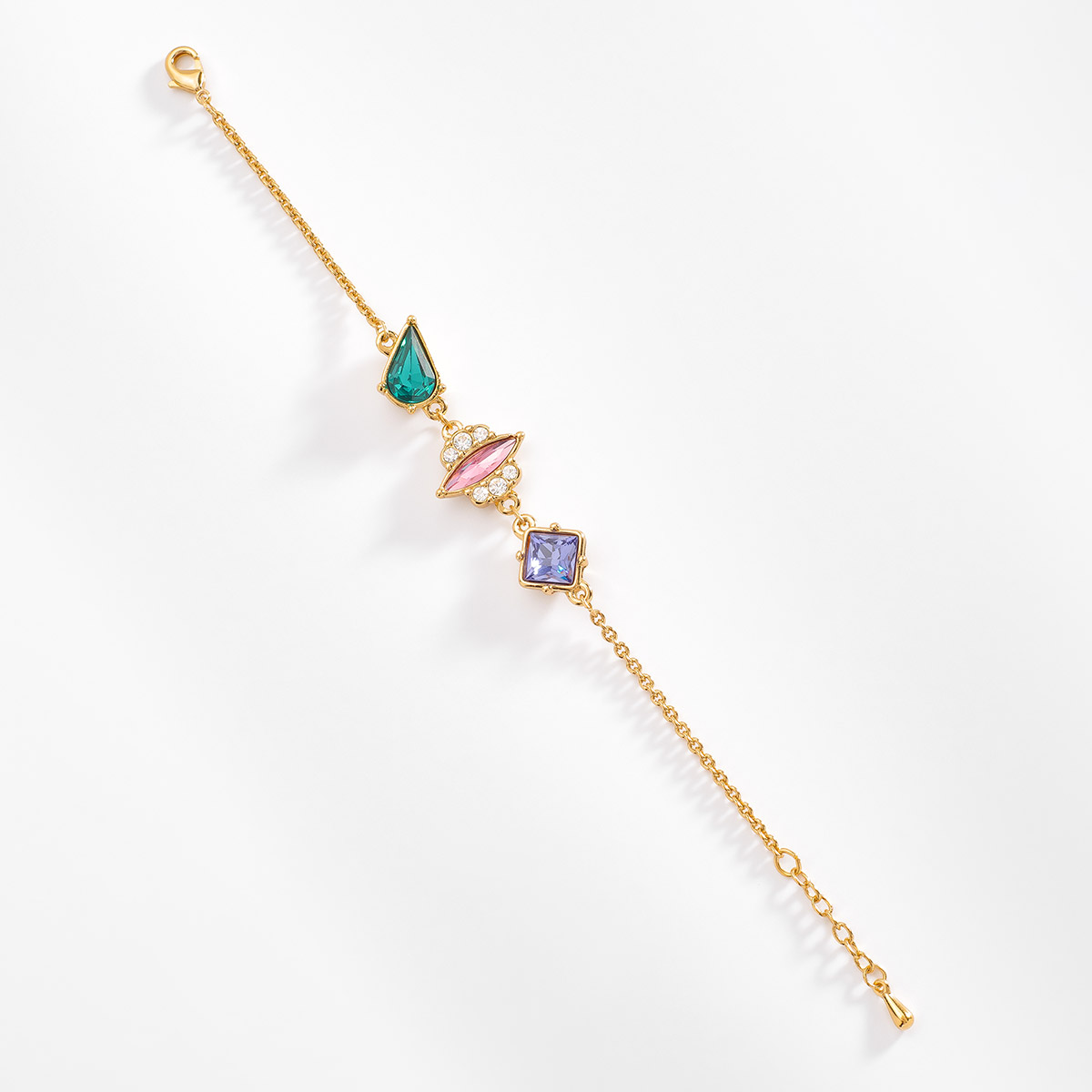 Vibrante pulsera con tres piedras en forma de gota, marquise y cuadrada. Cada una está incrustada en diferentes tonos de colores: aqua en forma de gota, rosa marquise con pequeñas piedras en tono cristal, y una morado de corte cuadrado. 
-        Pulsera 
-        18 cm + 2 cm ext.
-        Baño de Oro 18k
-        Piedras en tono morado, rosa, cristal y aqua
