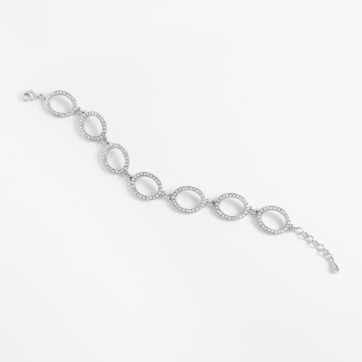 Pulsera en baño de platino, confeccionada con una serie de eslabones ovalados, incrustado con piedras en tono cristal. Combínala con tus aretes.
-        Pulsera
-        18 cm + 2 cm ext.
-        Baño de Platino
-        Piedras en tono cristal