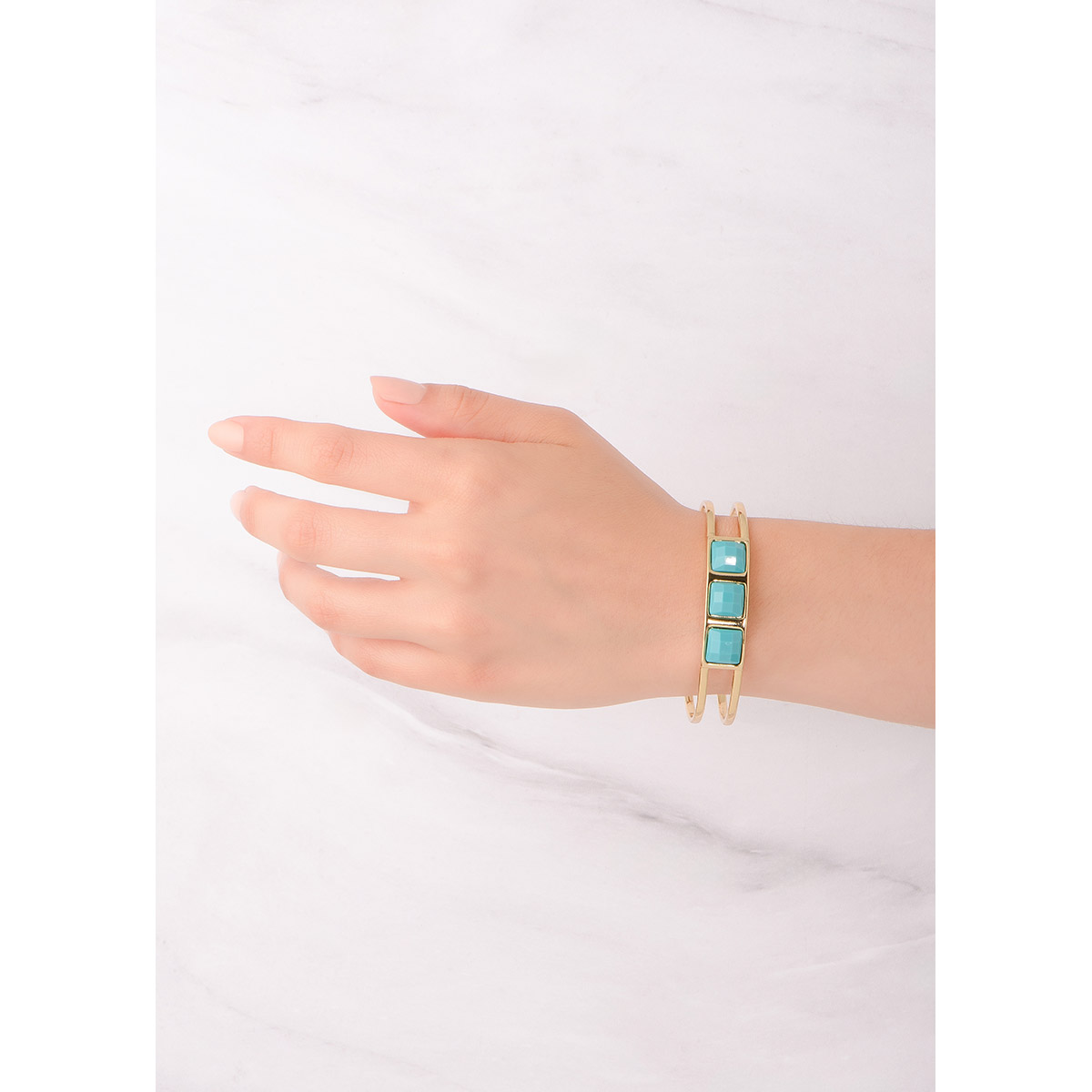 Moderna pulsera ajustable en baño de oro 18k, incrustadas al centro con tres piedras cuadradas en tono turquesa. Combínala con tu collar y aretes.
-        Pulsera 
-        Medida ajustable
-        Baño de Oro 18k
-        Piedras en tono turquesa
