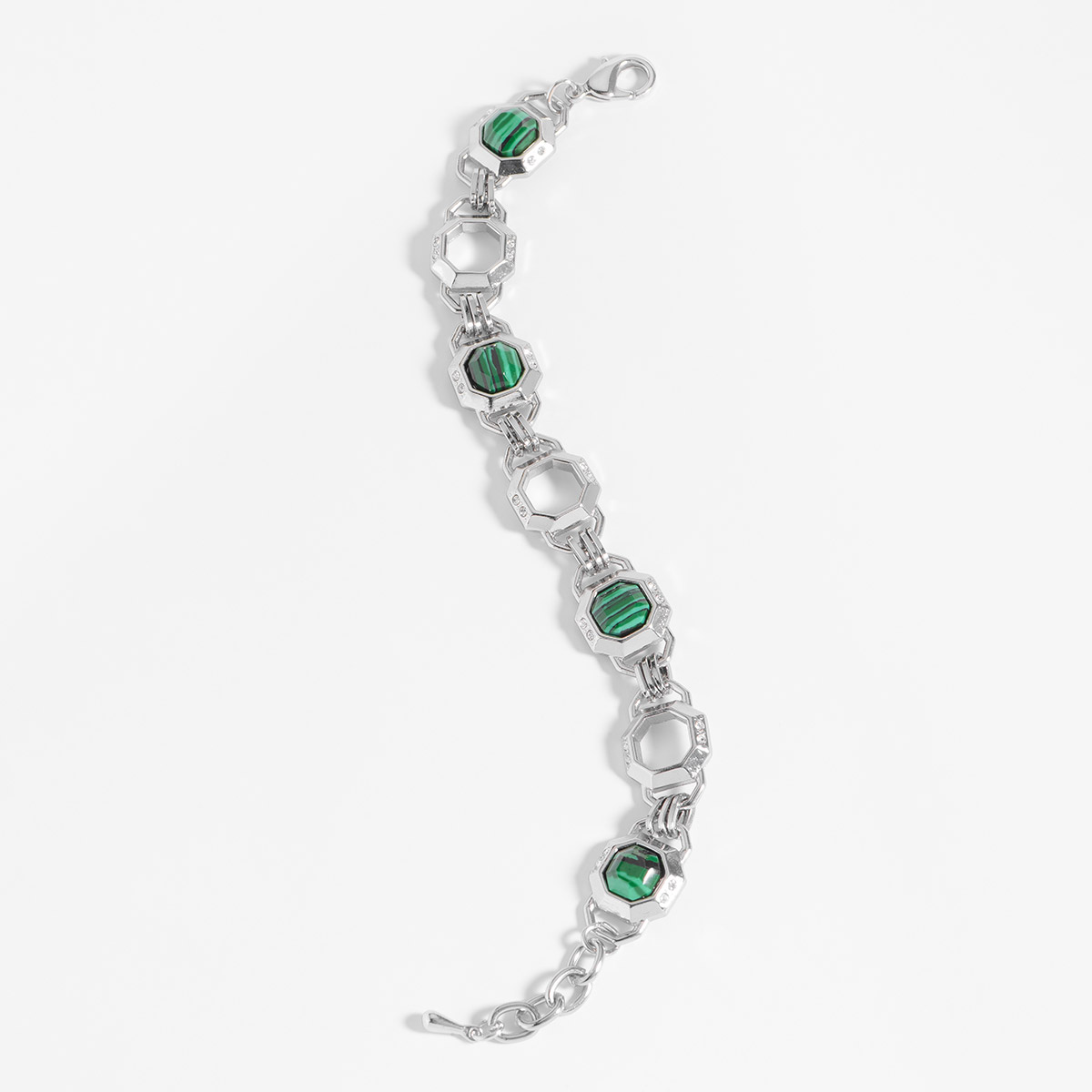 Elegante pulsera con un diseño de cadena octagonal, incrustada con cuatro piedras en tono verde esmeralda y con pequeñas piedras en tono cristal. Los octágonos están unidos por tres aros, en baño de platino. Combínala con tu collar.
-        Pulsera 
-        18 cm + 2cm ext.
-        Baño de Platino
-        Piedras en tono esmeralda y cristal
