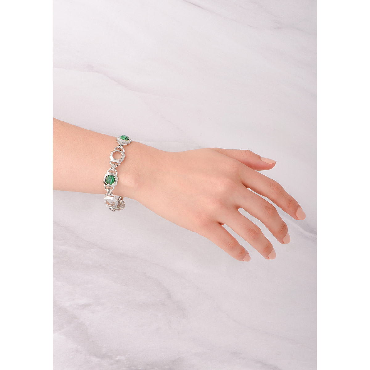 Elegante pulsera con un diseño de cadena octagonal, incrustada con cuatro piedras en tono verde esmeralda y con pequeñas piedras en tono cristal. Los octágonos están unidos por tres aros, en baño de platino. Combínala con tu collar.
-        Pulsera 
-        18 cm + 2cm ext.
-        Baño de Platino
-        Piedras en tono esmeralda y cristal
