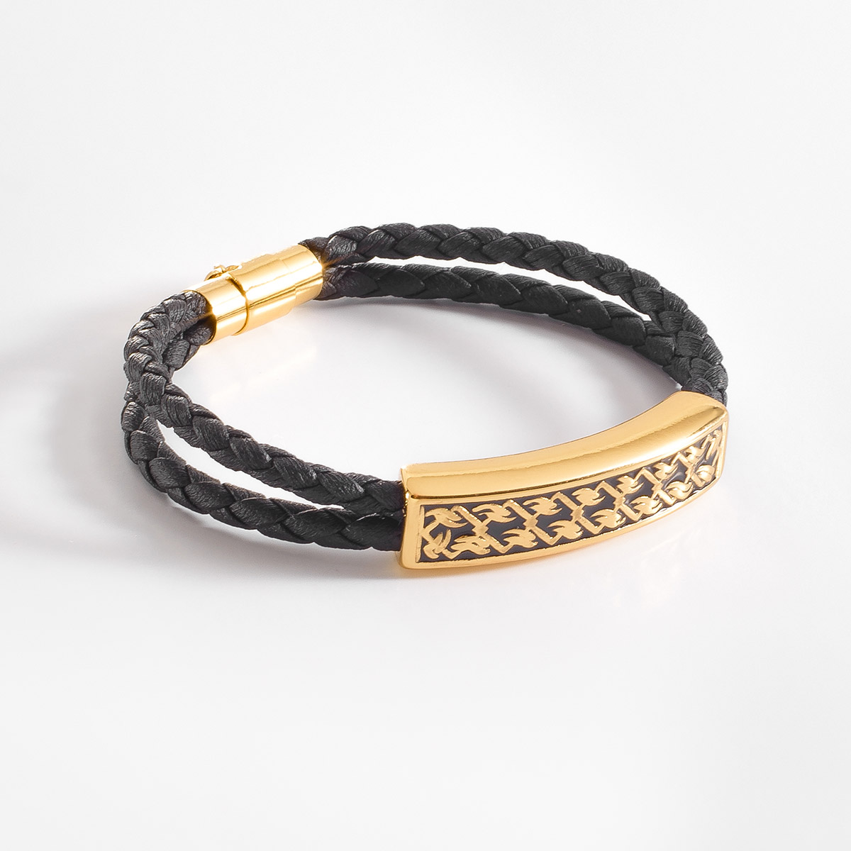 Brazalete con cordón en tono negro, en donde resalta una forma rectangular en baño de oro, con diseño celta.
-        Pulsera
-        21 cm
-        Baño de Oro
-        Esmalte en tono negro
-        Cordón en tono negro
