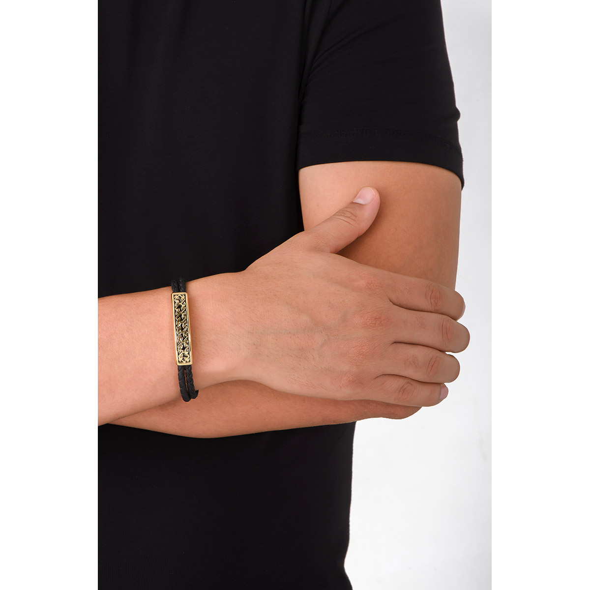 Brazalete con cordón en tono negro, en donde resalta una forma rectangular en baño de oro, con diseño celta.
-        Pulsera
-        21 cm
-        Baño de Oro
-        Esmalte en tono negro
-        Cordón en tono negro
