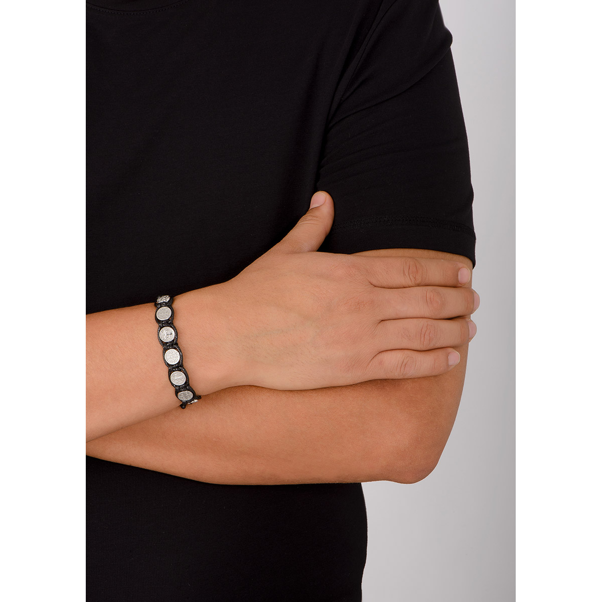 Pulsera de diseño artesanal con cordón negro que une seis medallas de San Benito en baño de platino.
-        Pulsera
-        Medida Ajustable
-        Baño de Platino
-        Cordón en tono negro
