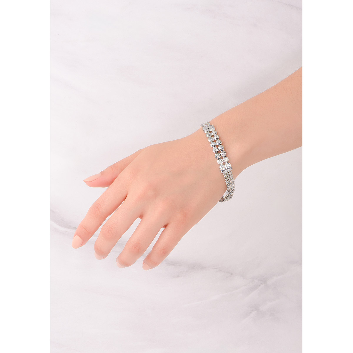 Hermosa pulsera con cadena texturizada en baño de platino, compuesta al centro por dos filas de eslabones circulares, incrustados con piedras en tono cristal. 
-        Pulsera
-        19 cm
-        Baño de Platino
-        Piedra en tono cristal
