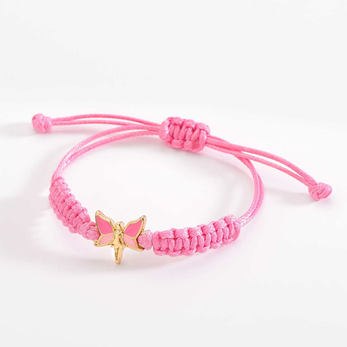 La magia envuelve esta pulsera de cordón en tono rosa con medida ajustable y un dije al centro de hada en baño de oro. Completa el set para las más pequeñas del hogar.
-        Pulsera
-        Medida ajustable
-        Baño de Oro 18k
-        Cordón en tono rosa.
