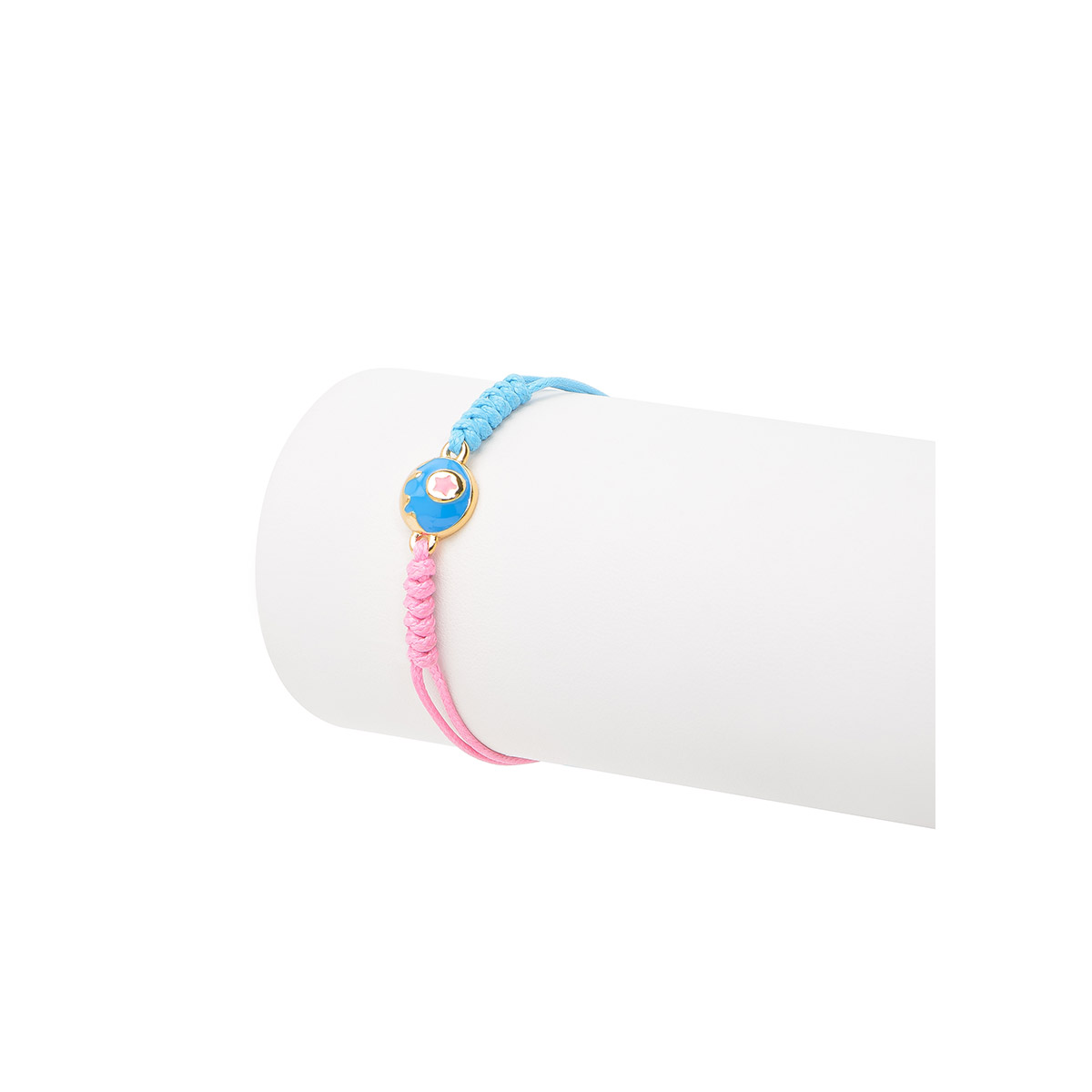 La combinación perfecta de colores se combina en esta pulsera ajustable de cordón, mitad en tono azul y mitad en tono rosa, con un divertido dije al centro en forma de pelota, con esmalte azul y un diseño de estrella en esmalte rosa, en baño de oro.
-        Pulsera
-        Medida ajustable
-        Baño de Oro 18k 
