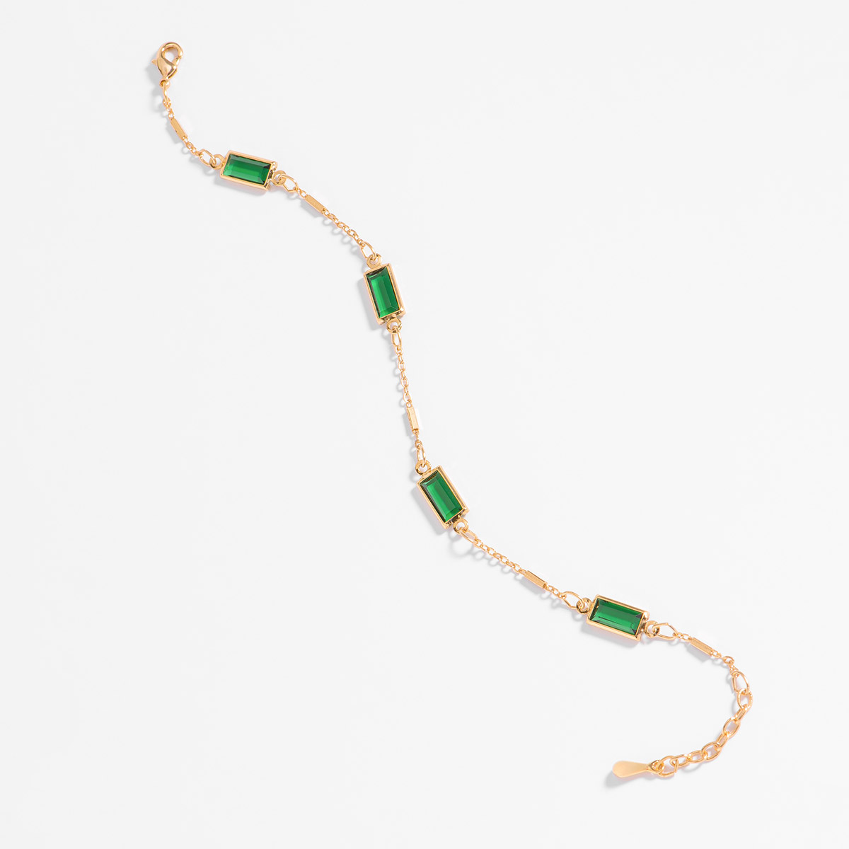 Hermosa pulsera en baño de oro 18k, con cuatro piedras en tono verde, rodeadas por un marco dorado. Combínala con tu collar y aretes.
-        Pulsera
-        17 cm + 3 cm ext.
-        Baño de Oro 18k
-        Piedras en tono verde
