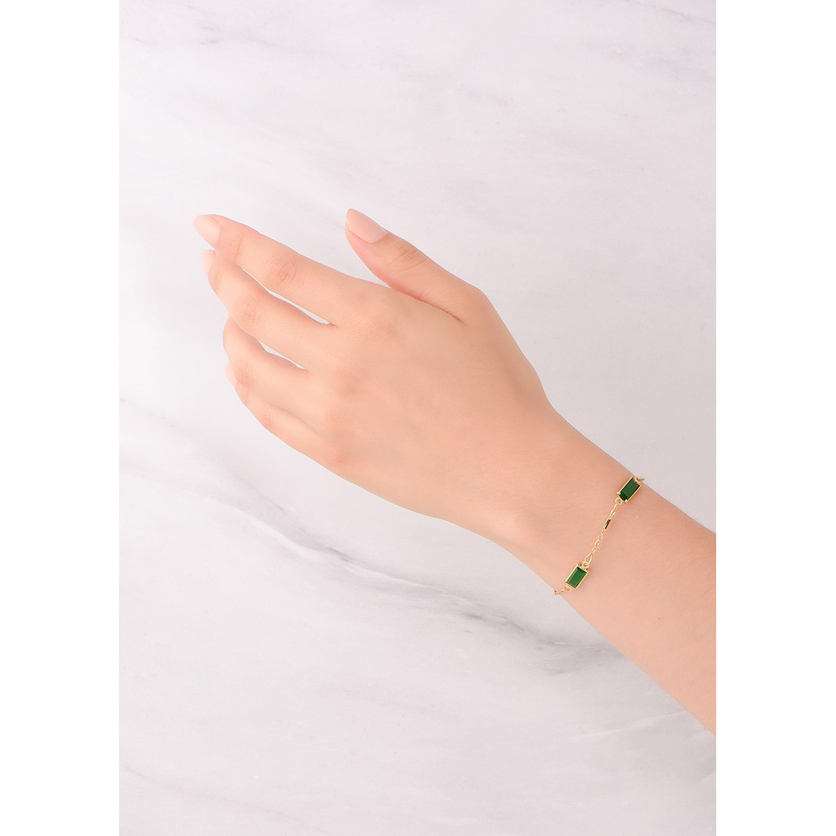 Hermosa pulsera en baño de oro 18k, con cuatro piedras en tono verde, rodeadas por un marco dorado. Combínala con tu collar y aretes.
-        Pulsera
-        17 cm + 3 cm ext.
-        Baño de Oro 18k
-        Piedras en tono verde
