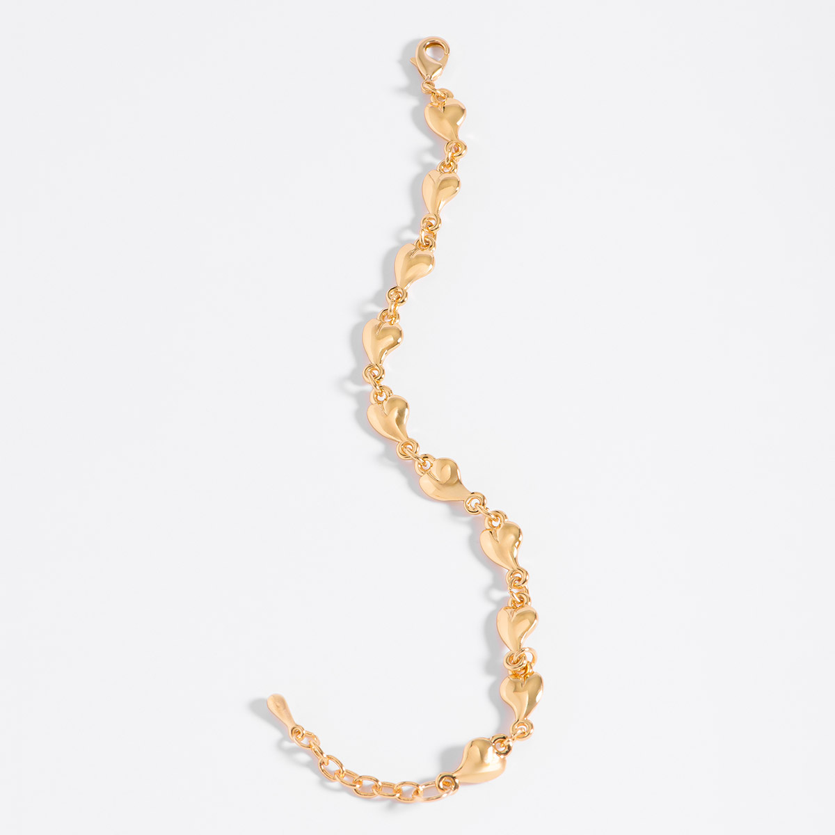 Delicada pulsera en baño de oro, con una serie de eslabones unidos en forma de corazón. Un diseño simple y elegante para combinar con tu anillo.
-        Pulsera
-        18 cm + 2 cm ext.
-        Baño de Oro 18k
