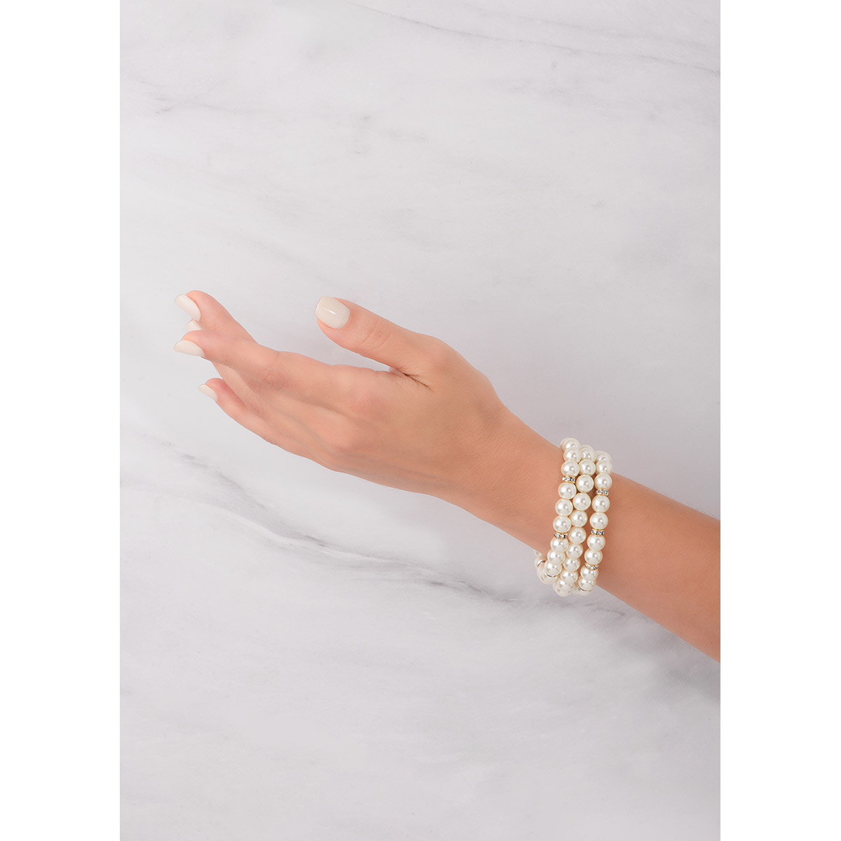 Set de tres pulseras con diseño elástico, con perlas en tono cream en baño de oro e incrustada en con piedras en tono cristal. Combínalas con tu collar y aretes.
-        Set de 3 pulseras
-        Medida única
-        Baño de Oro 18k
-        Perlas en tono cream
-        Piedras en tono cristal
