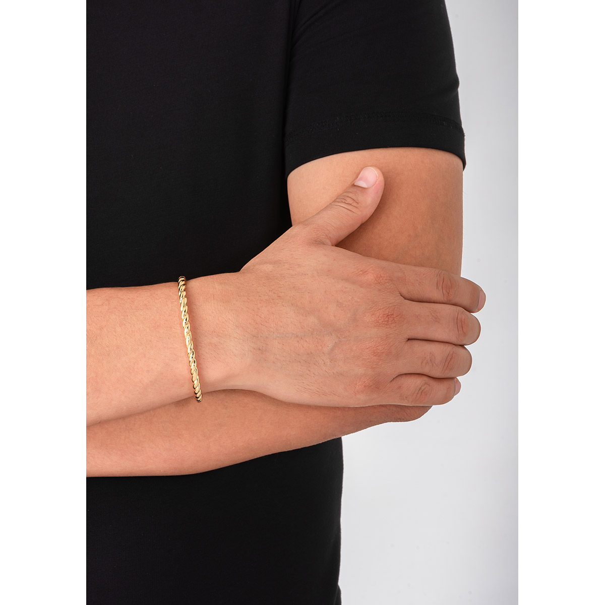 Elegante brazalete de medida ajustable, con un diseño trenzado y extremos redondeados, en baño de oro.
-        Pulsera
-        Medida ajustable
-        Baño de Oro 18k
