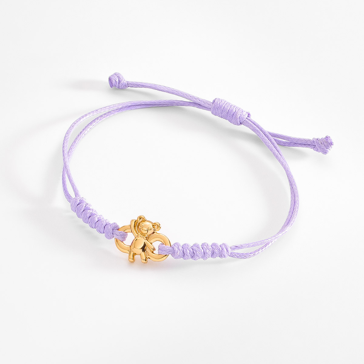 Pulsera con cordón lila, llevando un diseño encantador con un dije de oso en baño de oro. El contraste crea un accesorio bonito para cualquier ocasión casual.
-        Pulsera
-        Medida ajustable
-        Baño de Oro 18k
-        Cordón en tono lila
