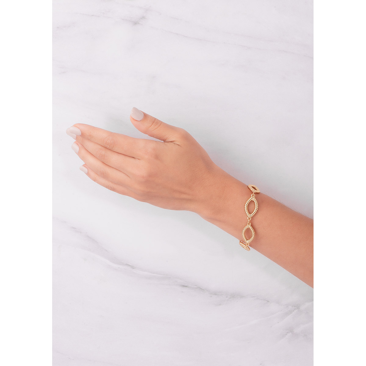 Pulsera en baño de oro, compuesto por eslabones en forma de óvalos alargados, conectados entre sí, cada eslabón tiene una textura granulada.
-        Pulsera
-        18 cm + 2 cm ext.
-        Baño de Oro 18k
