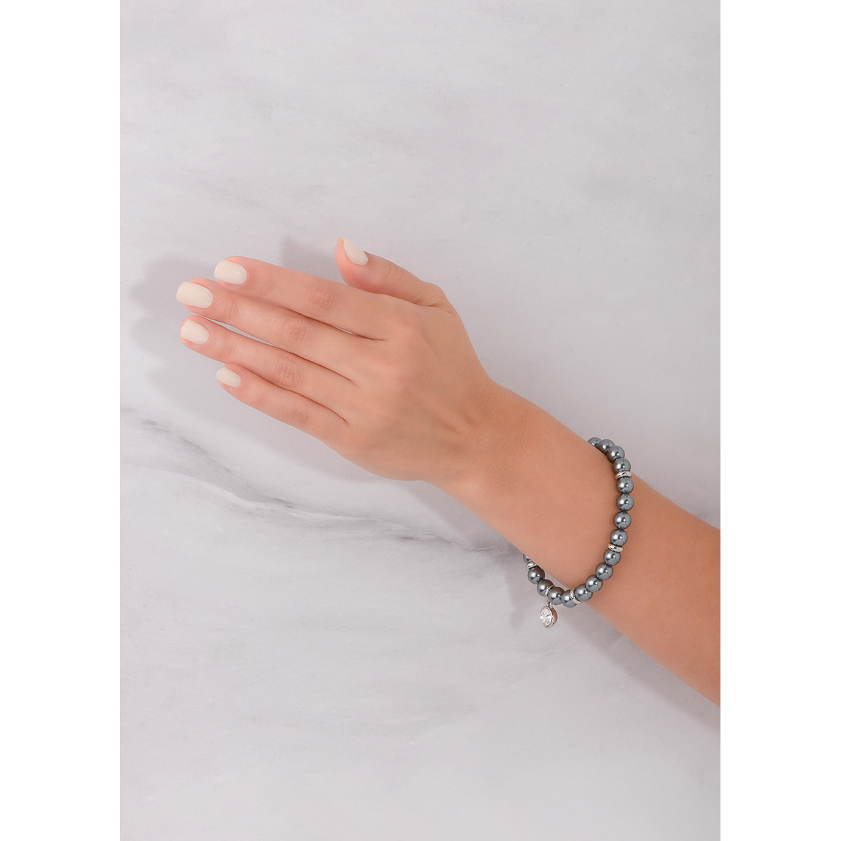 Pulsera elástica compuesta por perlas en tono gris, combinadas con detalles de cuentas en baño de platino y con un dije de piedra en tono cristal. Combínala con tus aretes y collar.
-        Pulsera
-        Medida única
-        Baño de Platino
-        Perlas en tono gris
-        Piedra en tono cristal
