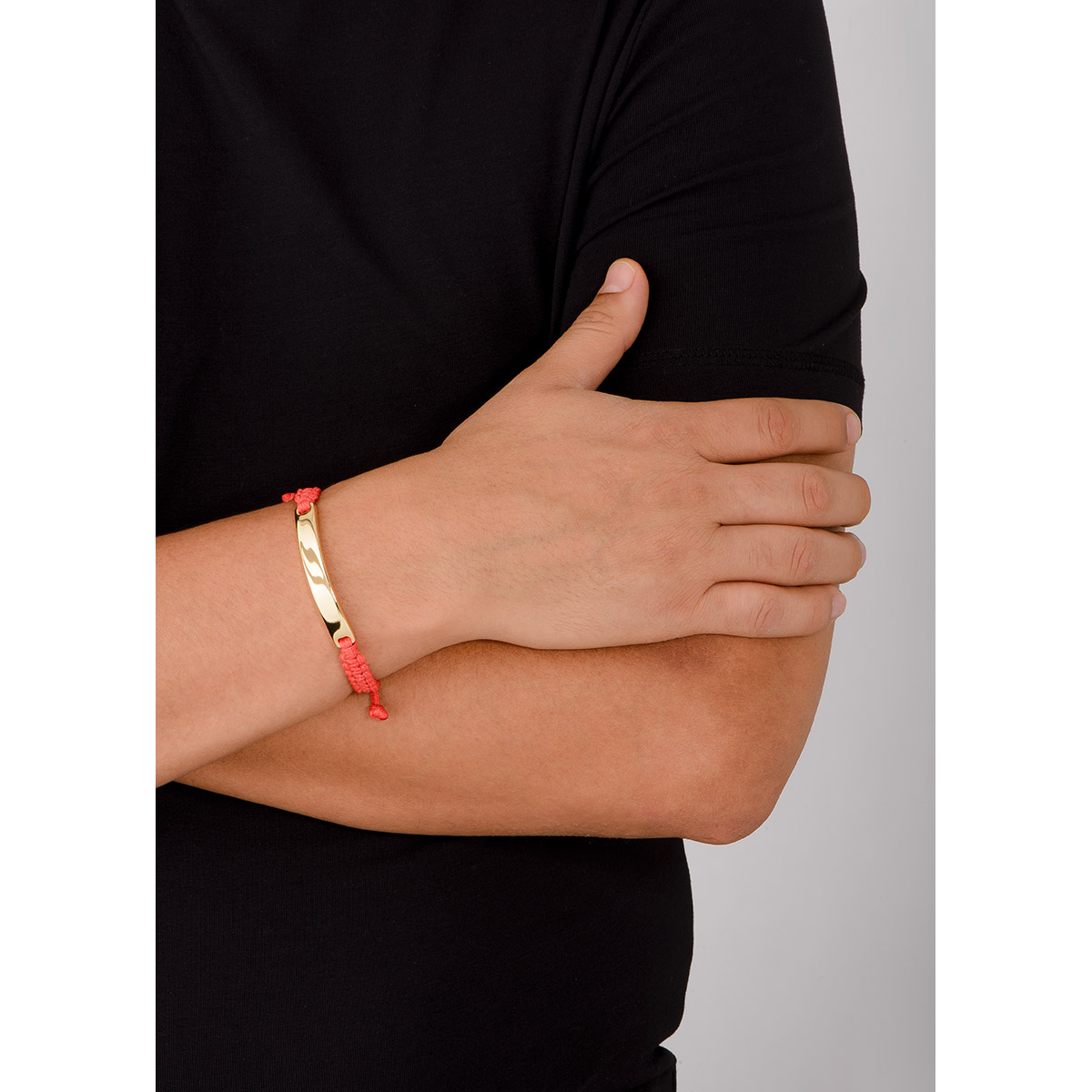 Pulsera de diseño moderno con cordón ajustable en tono rojo tejido que enlaza una placa en baño de oro de 18k. 
-        Pulsera
-        Medida ajustable
-        Baño de Oro 18k
-        Cordón en tono rojo
