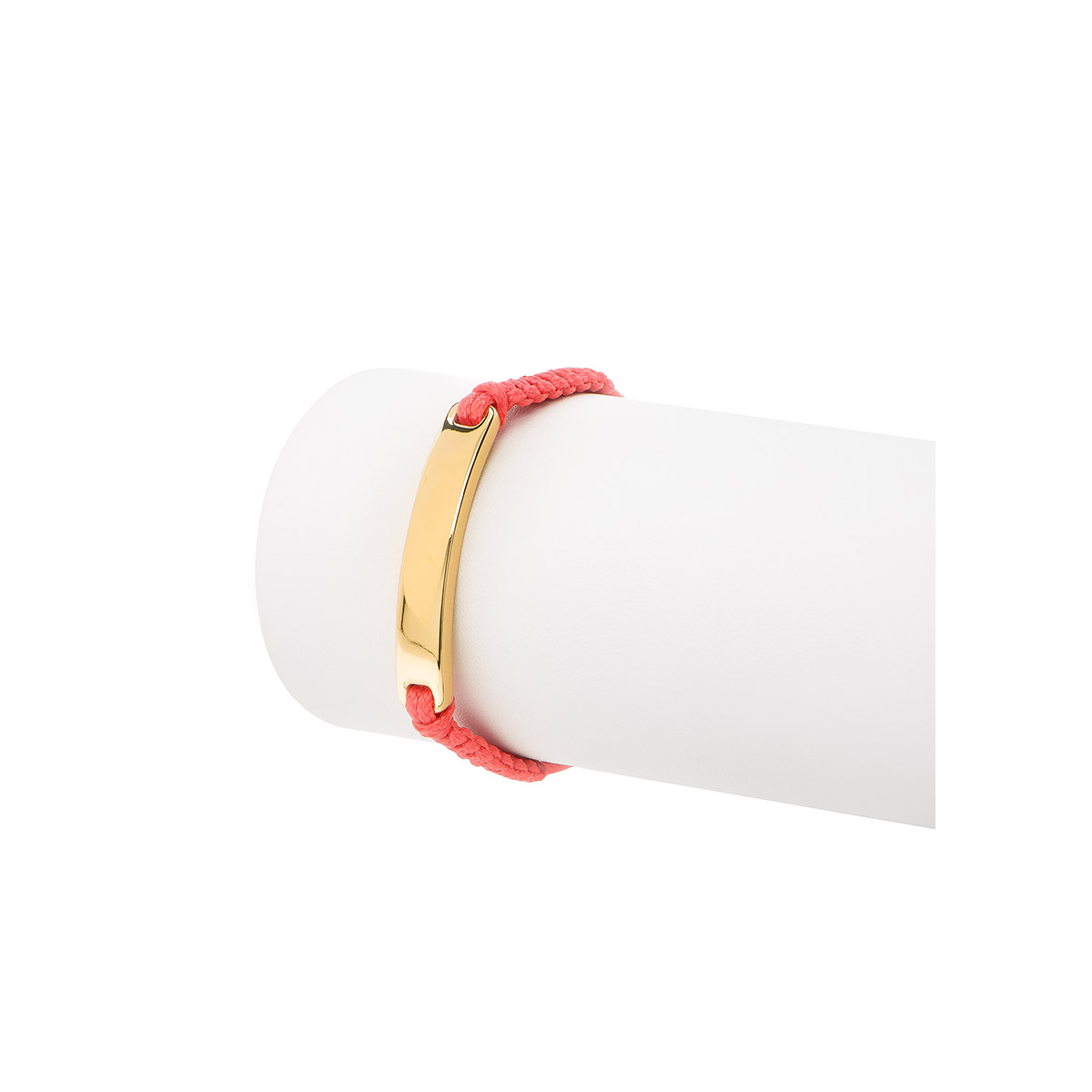 Pulsera para niño de diseño moderno con cordón ajustable en tono rojo tejido que enlaza una placa en baño de oro de 18k. Ideal para compartir padre e hijo.
-        Pulsera
-        Medida ajustable
-        Baño de Oro 18k
-        Cordón en tono rojo
