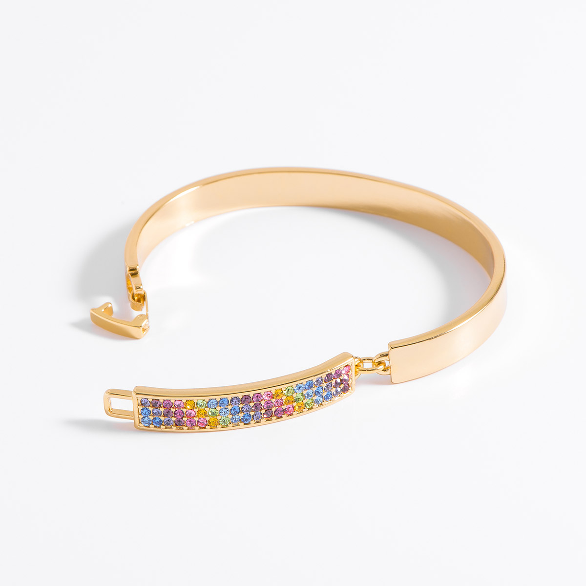 Un divertido juego de colores se integran en esta pulsera de medida única en baño de oro, con una placa incrustada de finas piedras en varios tonos.
-        Pulsera
-        Medida única
-        Baño de Oro 18k
-        Piedras en varios tonos
