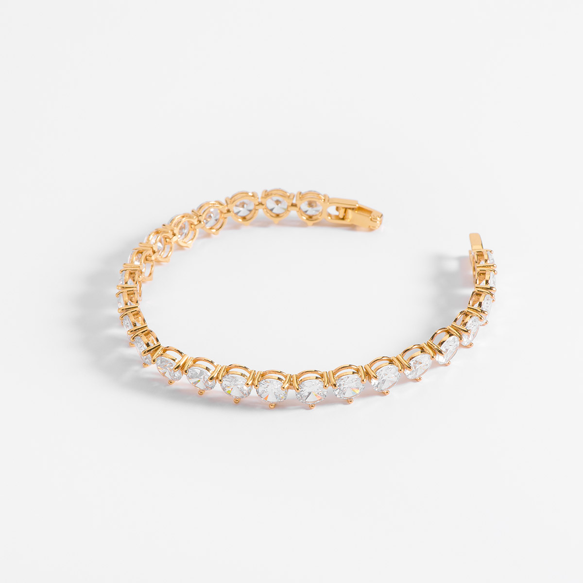 Pulsera en baño de coro, con una fila de piedras Diamonice™ en tono cristal. Combínalas con tu collar, anillo y aretes.
-        Pulsera
-        18 cm + 2 cm ext.
-        Baño de Oro 18k
-        Diamonice™ en tono cristal
