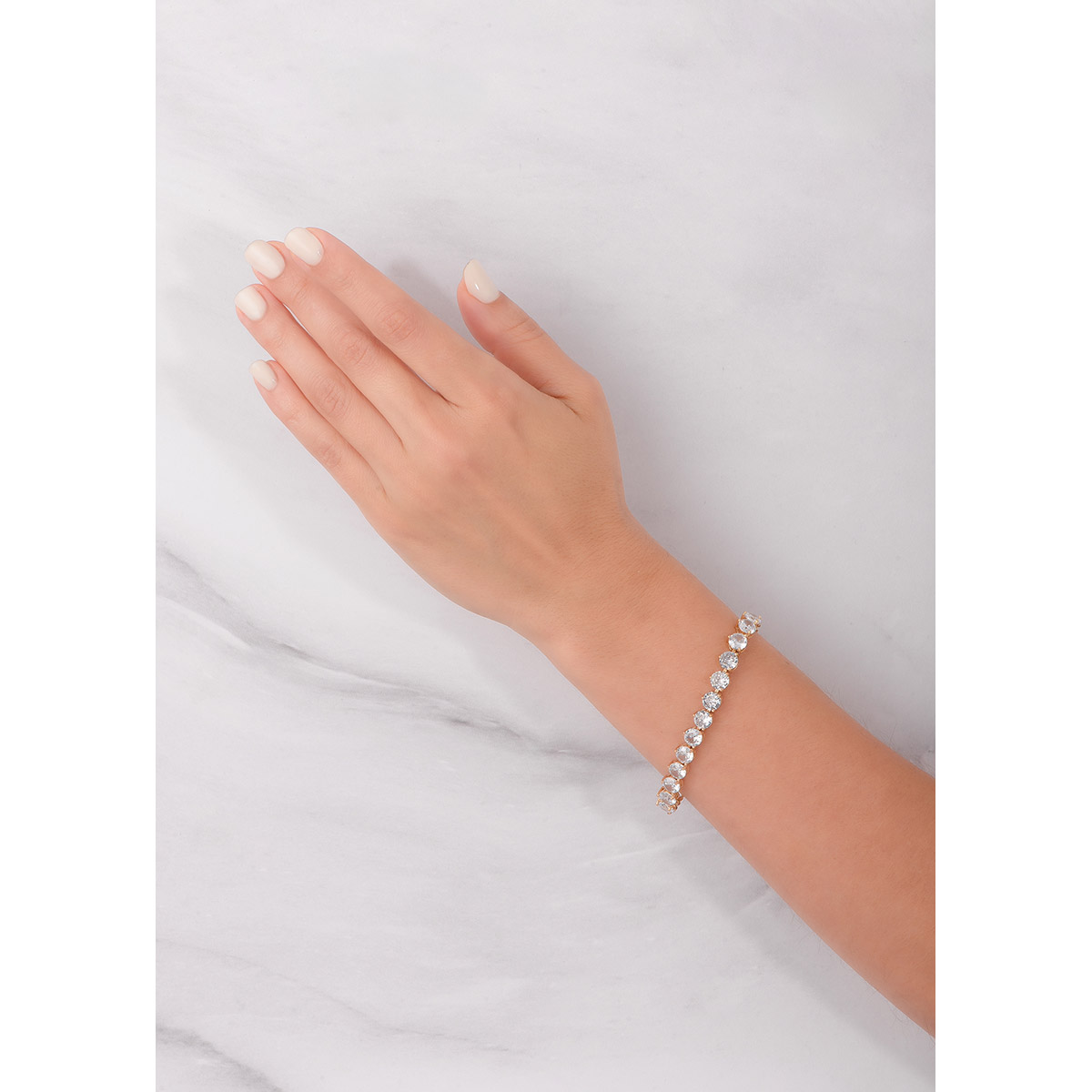 Pulsera en baño de coro, con una fila de piedras Diamonice™ en tono cristal. Combínalas con tu collar, anillo y aretes.
-        Pulsera
-        18 cm + 2 cm ext.
-        Baño de Oro 18k
-        Diamonice™ en tono cristal
